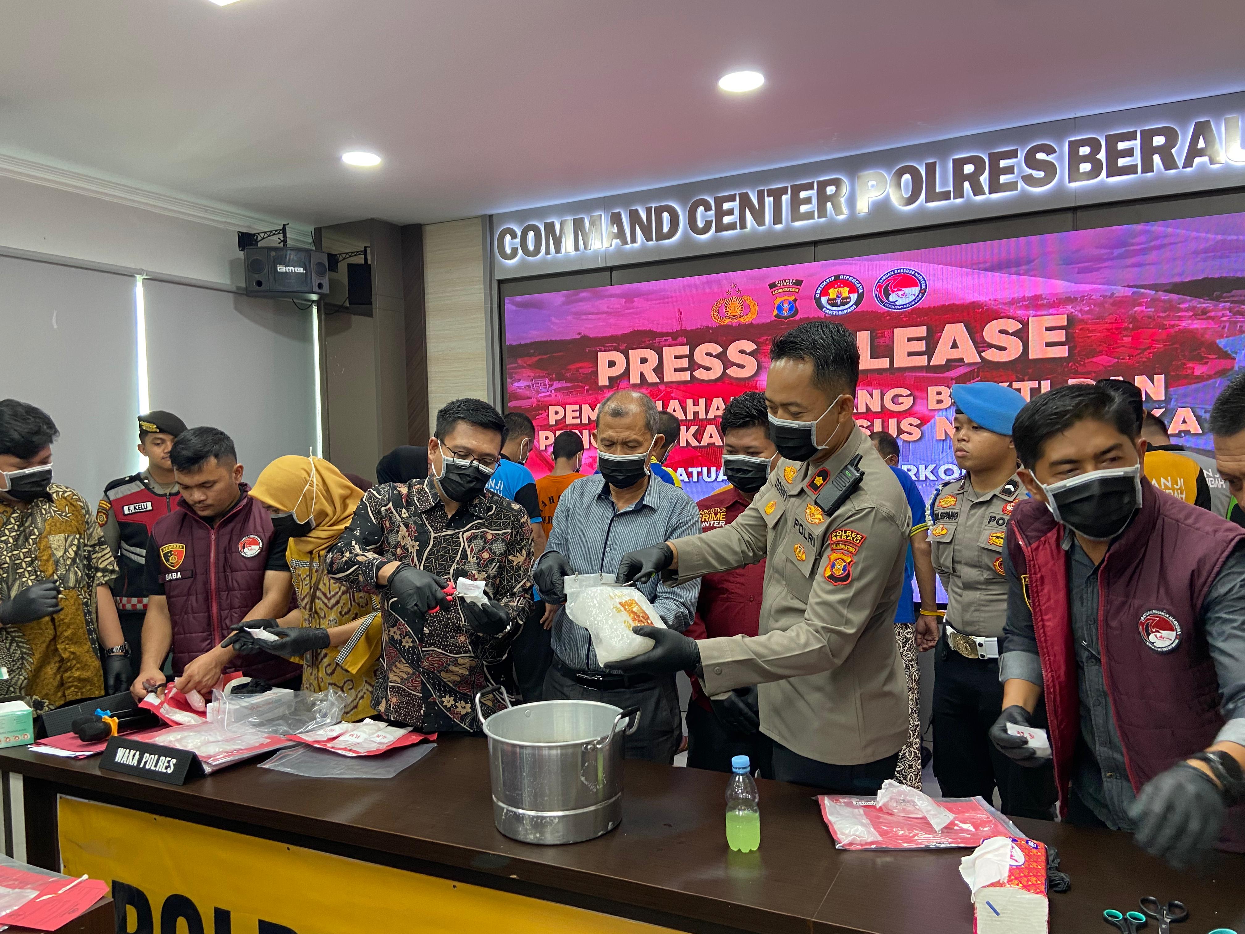 DIMUSNAHKAN: Wakapolres Berau, Kompol Donny Dwija Romansa melakukan pemusnahan barang bukti sabu kemarin. (ARTA KUSUMA YUNANDA/BP)