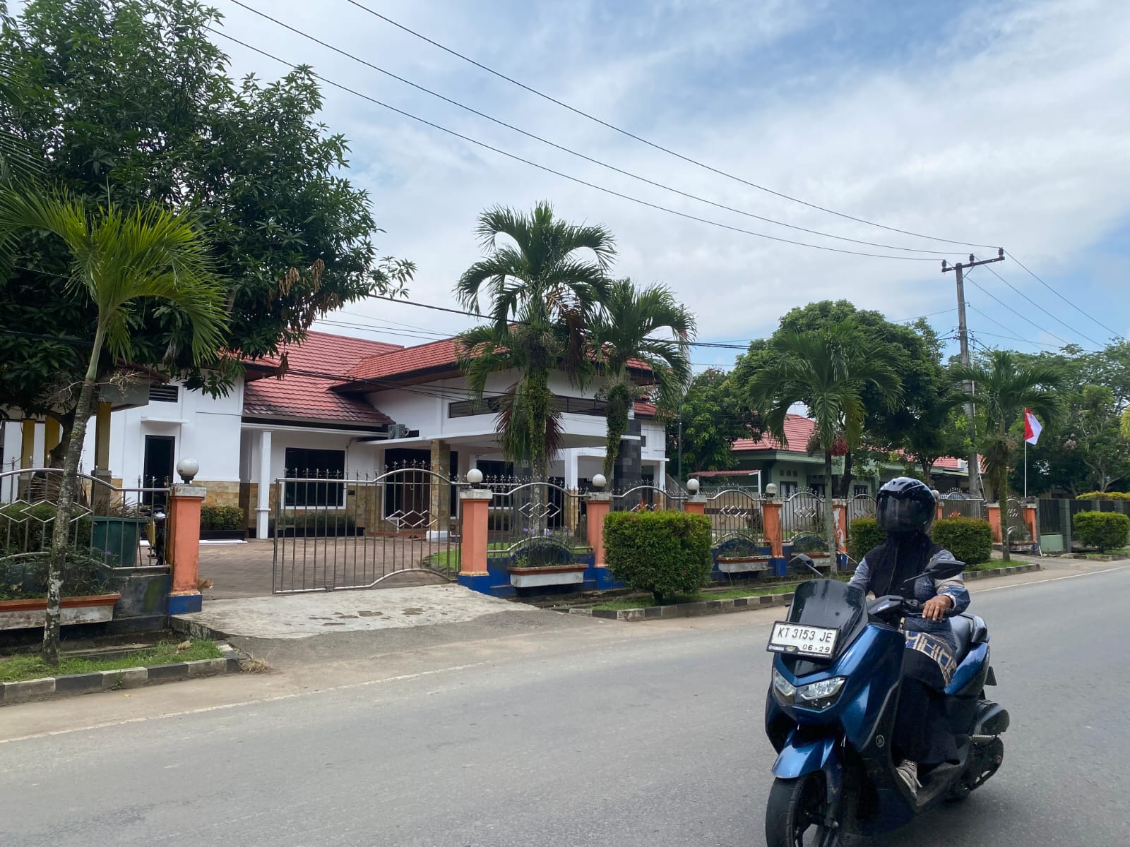 MENJAGA ASET: Perbaikan di Rumah Dinas Ketua DPRD Berau dilakukan, sejak terakhir kali dilakukan 15 tahun lalu. (SENO)