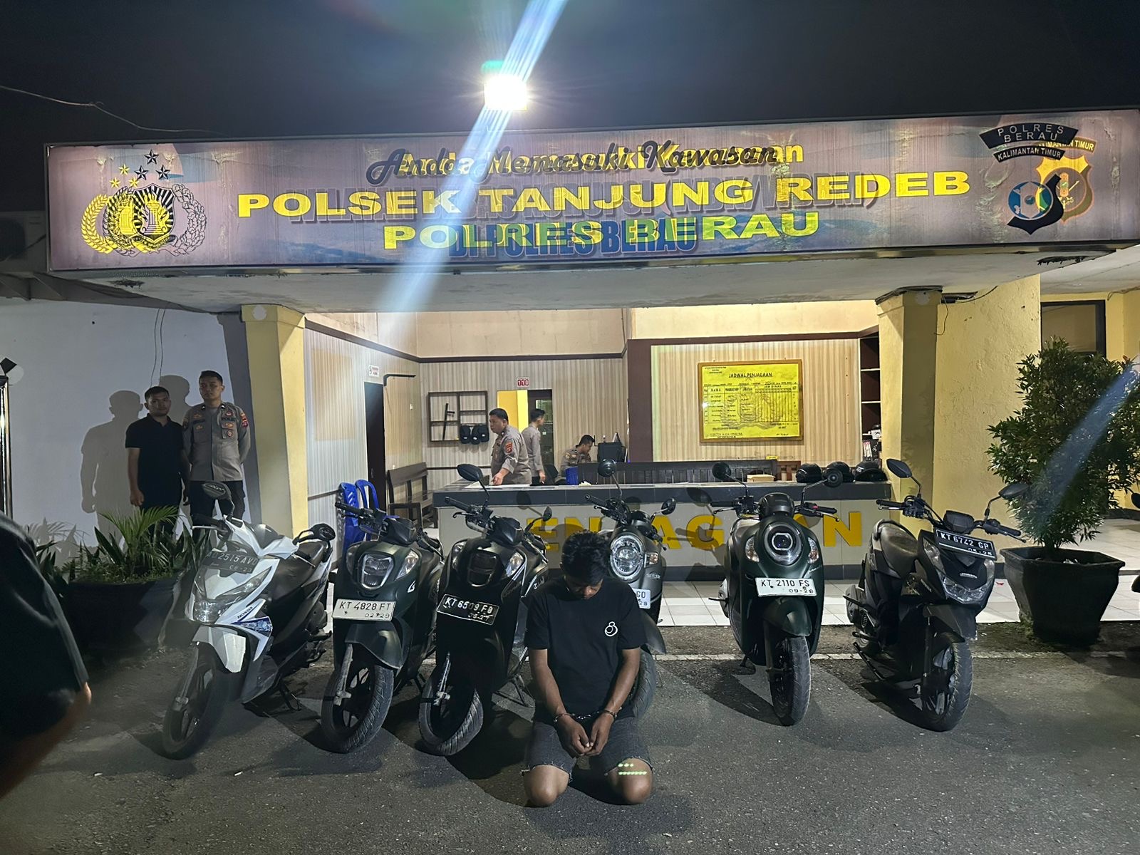 TAK BERKUTIK: NI tertunduk usai diamankan oleh jajaran Polsek Tanjung Redeb beserta barang buktinya. (ARTA KUSUMA YUNANDA/BP)