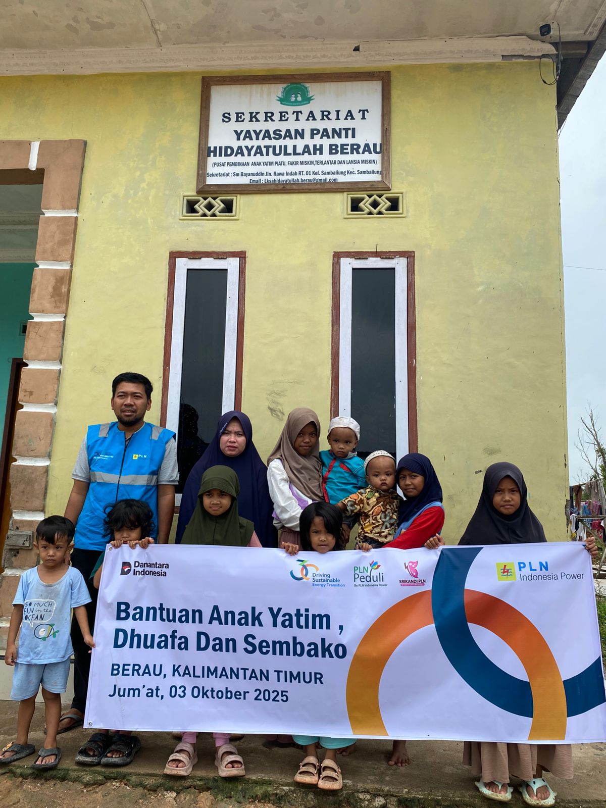 SANTUNAN: PLN Indonesia Power UBP Berau memberikan santunan kepada anak yatim dan dhuafa di Panti Asuhan Hidayatullah, Berau. (PLN IP UBP BERAU)