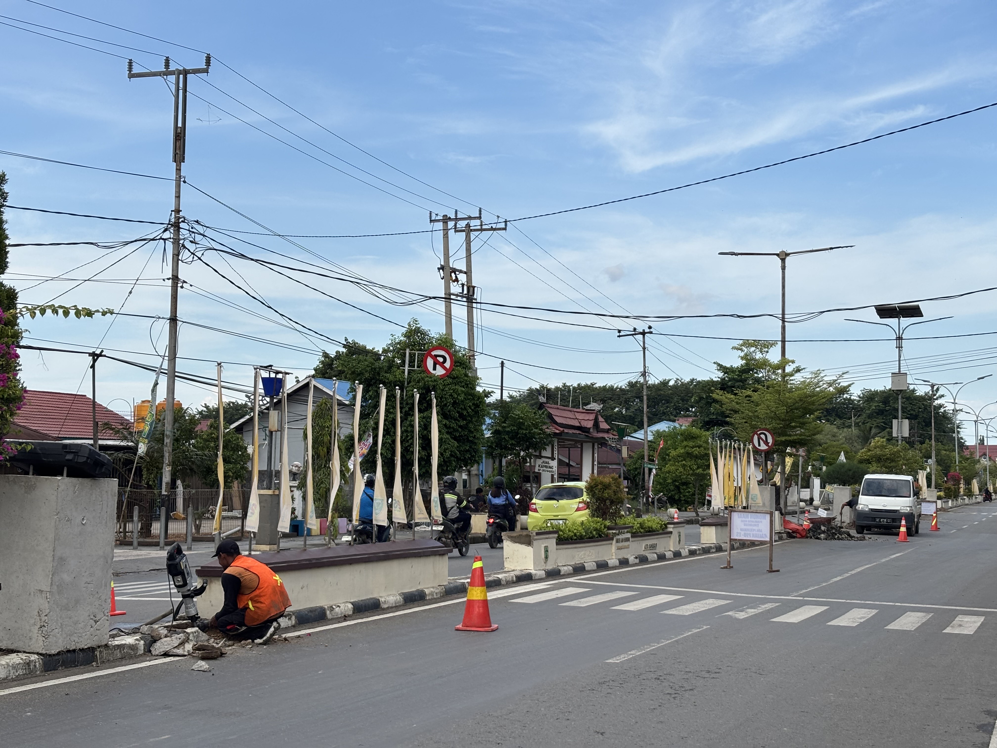 PENERANGAN JALAN: Petugas proyek saat sedang memasang PJU yang berada di Jalan APT Pranoto Tanjung Redeb. (IZZA/BP).