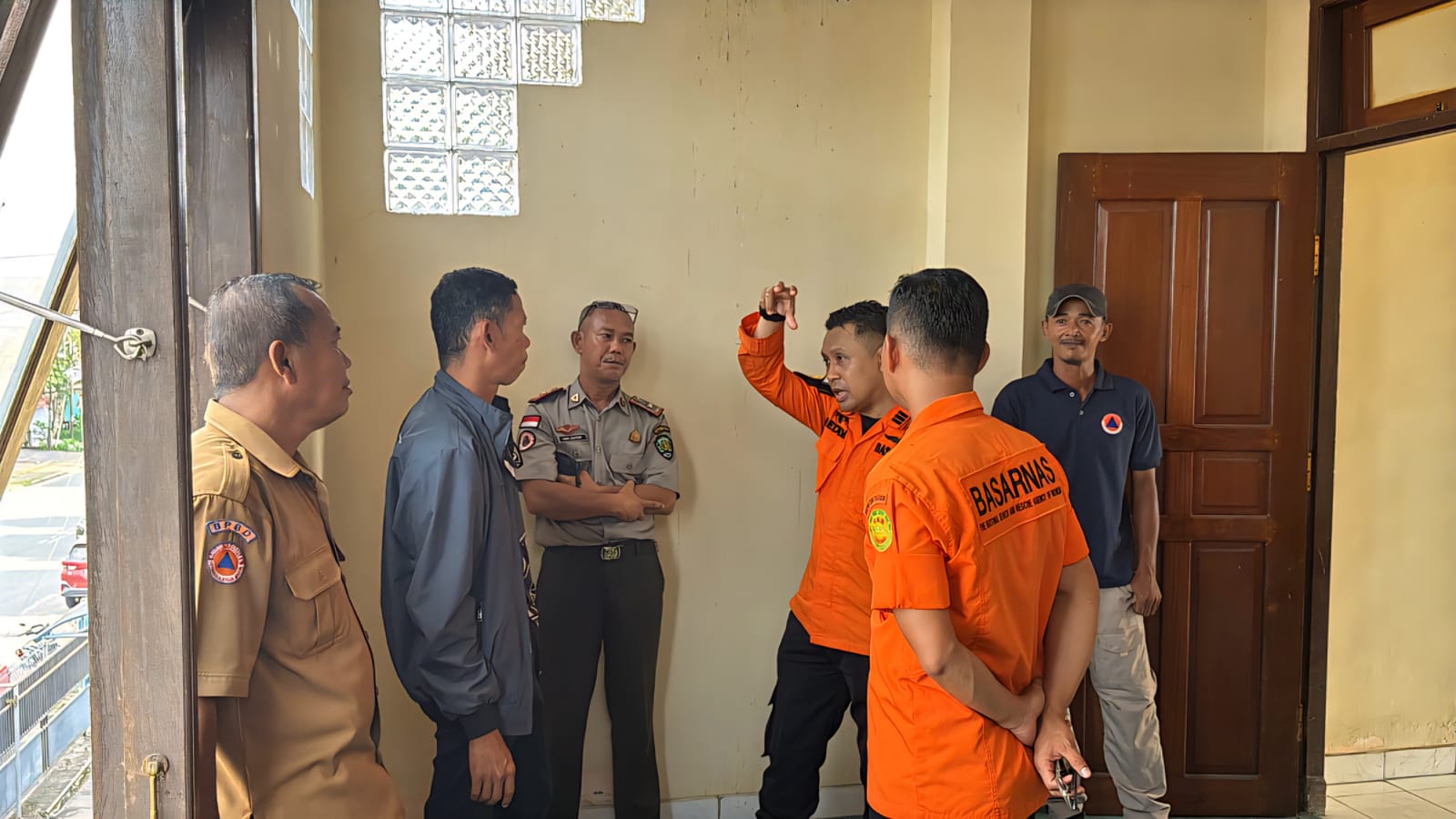 POS UNIT SAR: Persone SAR Tarakan mengecek kondisi pos unit di Pelabuhan Kayan I, Kabupaten Bulungan, Selasa (30/9). (KANTOR SAR TARAKAN UNTUK HRK)