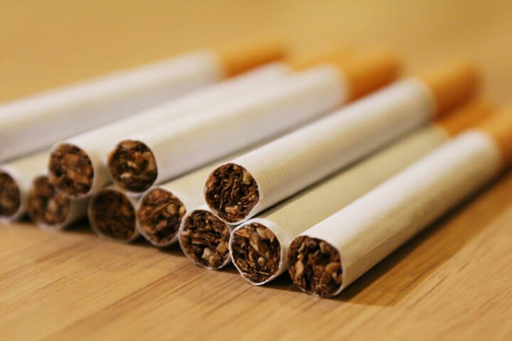 Ilustrasi pemutihan produsen menjadi wacana terbaru Menkeu Purbaya terkait fenomena rokok ilegal. (Unsplash/haim_charbit18)