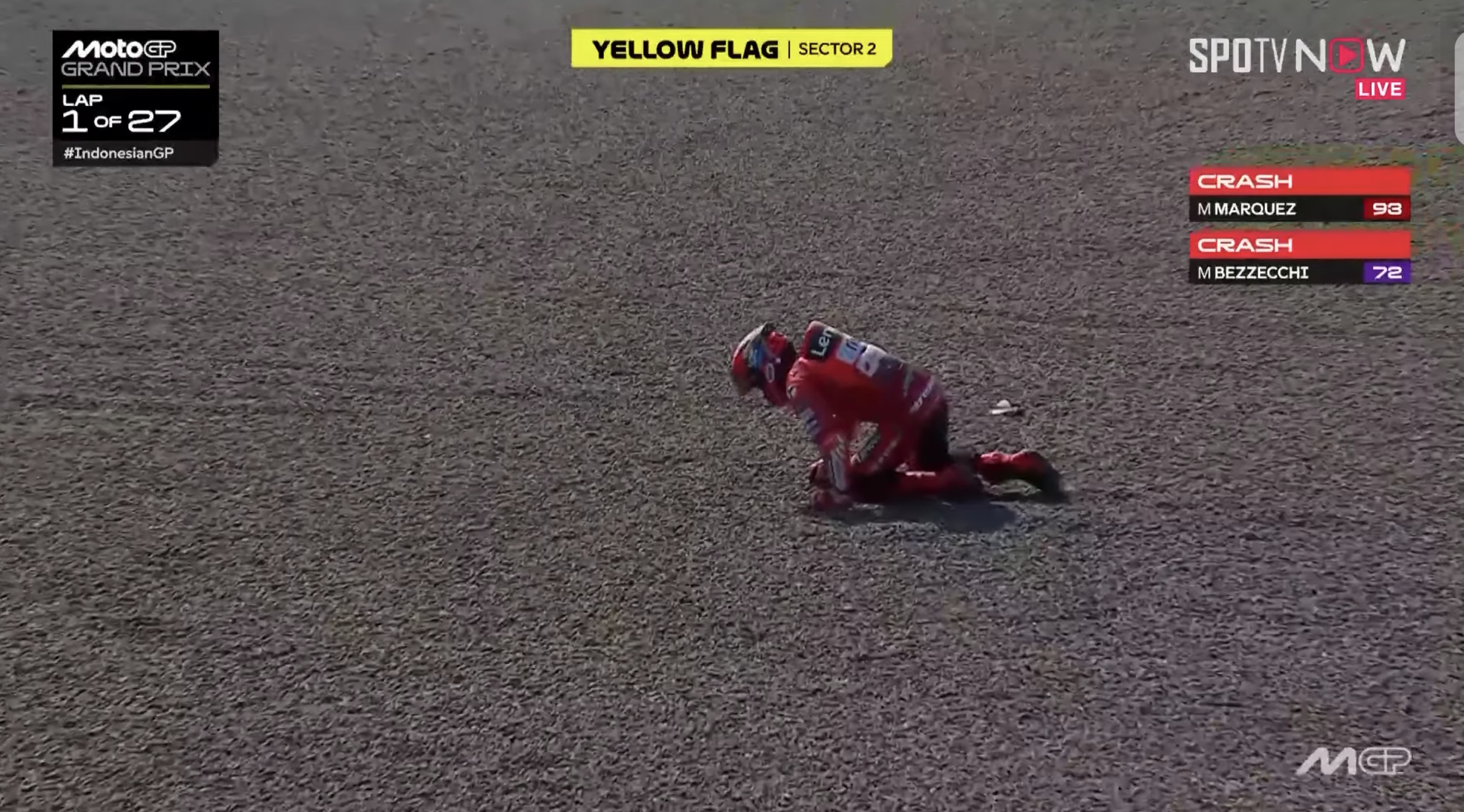 Insiden crash yang dialami Marc Marquez pada lap pertama pada MotoGP Indonesia di Sirkuit Mandalika. (Youtube: SPOTV Indonesia