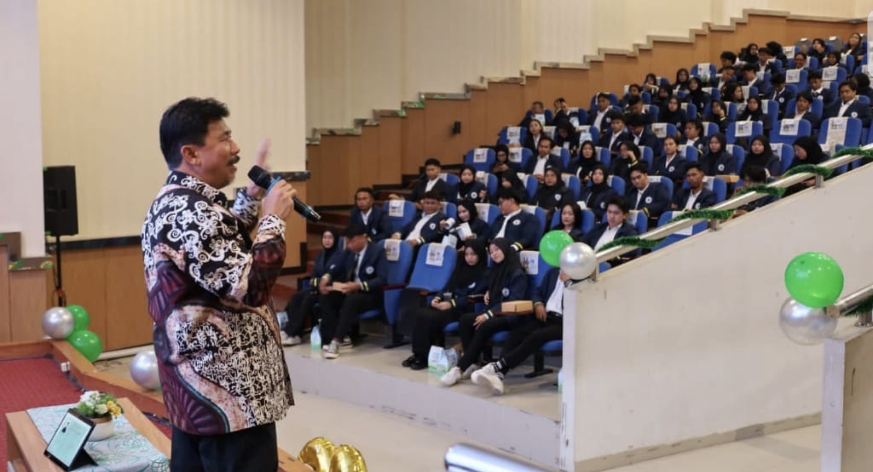 PEMBEKALAN: Sekkab Kukar Sunggono memberikan pembekalan untuk Calon Wisudawan. (DISKOMINFO KUKAR UNTUK BERAU POST)