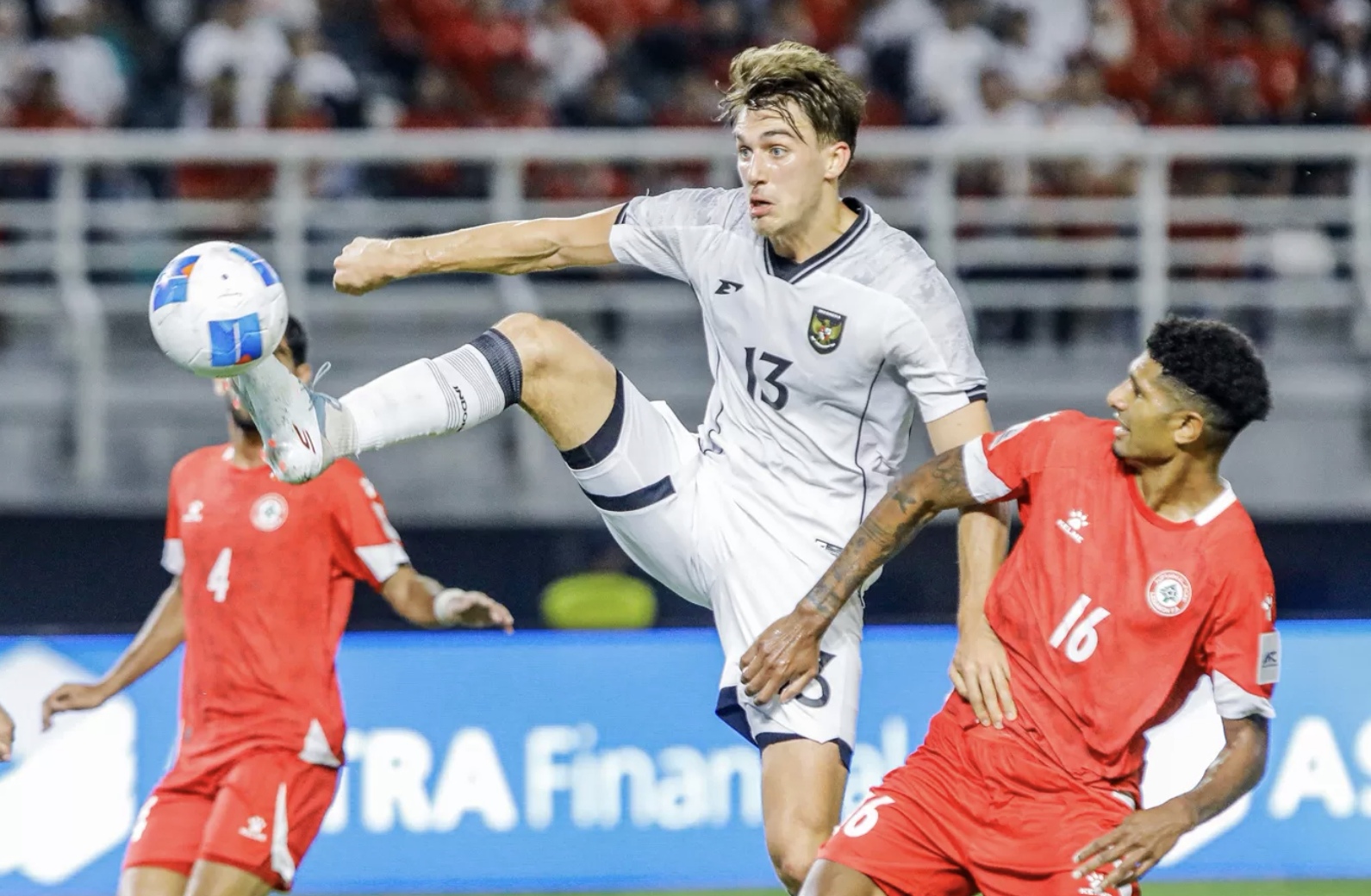 Pemain Timnas Mauro berebut bola dengan pemain Lebanon dalam International Friendly Match di Stadion Gelora Bung Tomo, Surabaya, kemarin (8/9). (RIANA SETIAWAN/ JAWA POS)