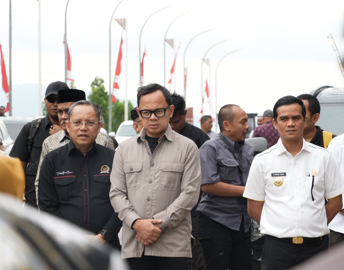 TINJAU PLBN: Wamendagri Dr Bima Arya Sugiarto (tengah) didampingi Anggota Komisi II DPR RI, Ir Deddy Yevri Hanteru Sitorus, M.A dan Bupati Nunukan H Irwan Sabri, S.E saat berada di PLBN Sebatik.