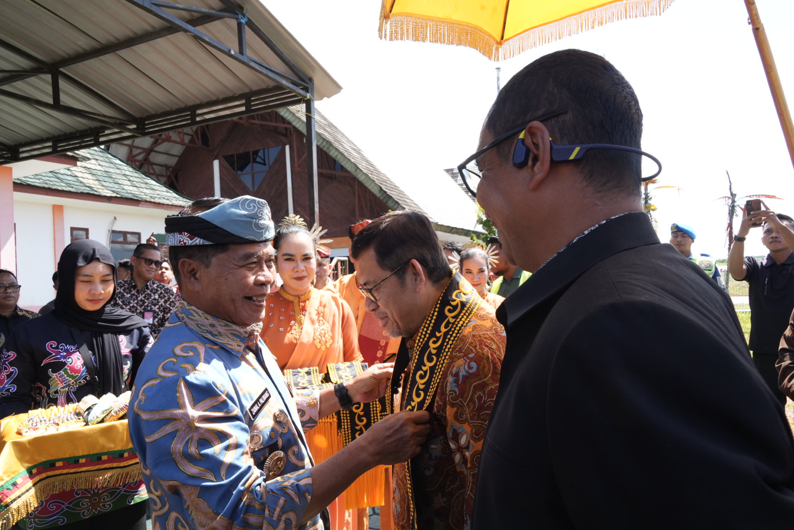 KUNJUNGAN: Gubernur Kaltara Dr. H. Zainal A. Paliwang, S.H., M.Hum menyambut kedatangan Anggota Komisi II DPR RI saat kunker reses di Kaltara.  (DKISP KALTARA)