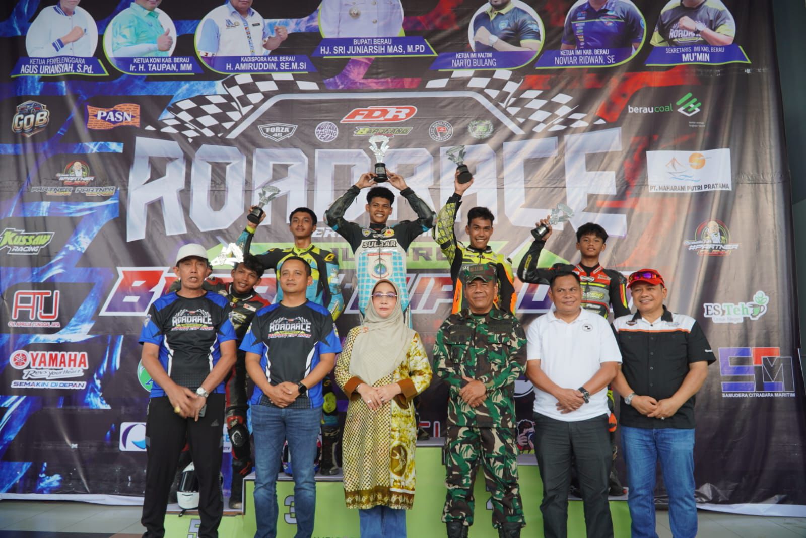 RESMI DITUTUP: Bupati Berau Sri Juniarsih, menutup event Road Race Seri VII Bupati Cup 2025. (ARTA KUSUMA YUNANDA/BP)