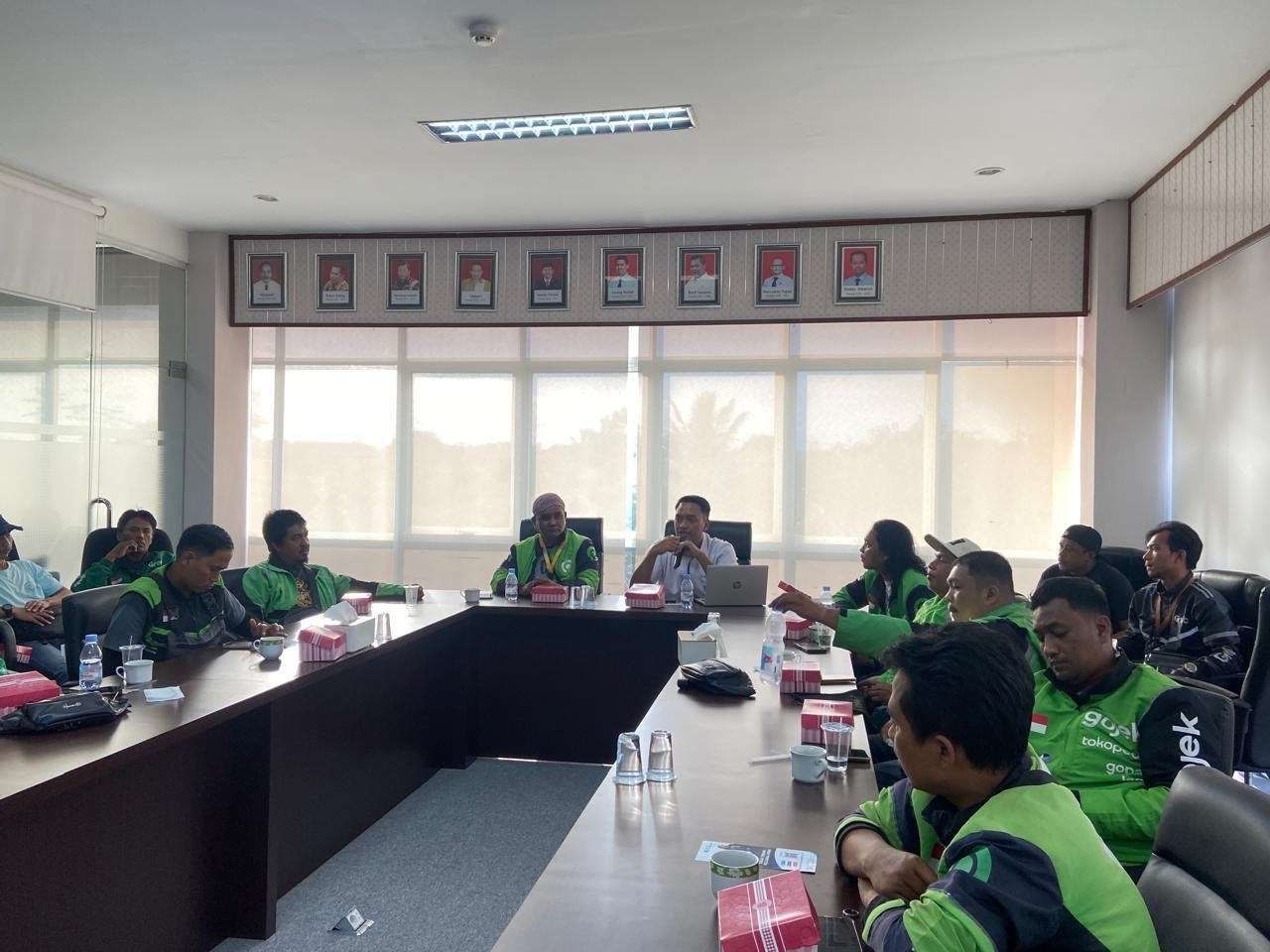 PERKUAT KEMITRAAN: Sosialisasi program kepesertaan BPJS Ketenagakerjaan Berau terhadap para pengemudi transportasi online di Berau. (BPJS KETENAGAKERJAAN UNTUK BERAU POST)