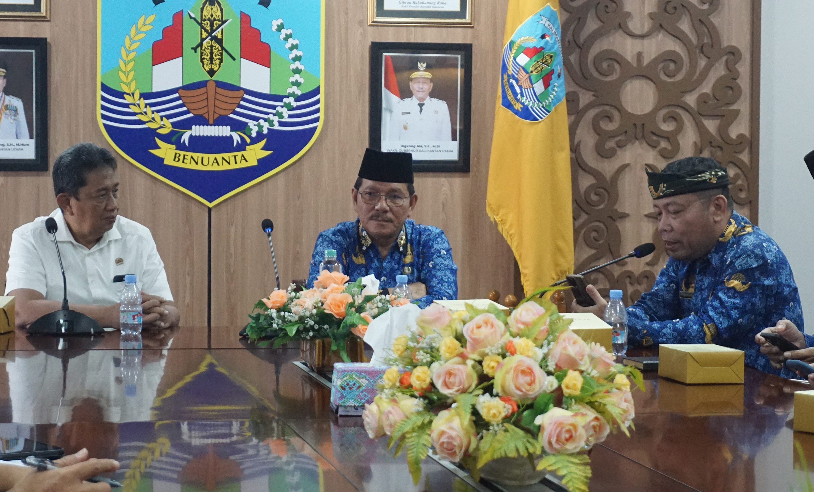 KUNJUNGAN: Anggota Komisi IV DPR RI Hasan Saleh (kiri) kunjungi Pemprov Kaltara untuk diskusikan sejumlah poin perkembangan ekonomi di Kaltara. (DKISP KALTARA)