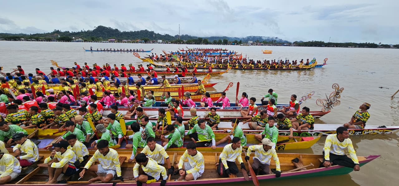 SEMARAK HUT: Festival Sungai Kayan 2025 tahun ini diikuti 3.550 peserta dalam 130 perahu yang berasal dari 10 kecamatan se-Bulungan.  (PEMKAB BULUNGAN UNTUK HRK)