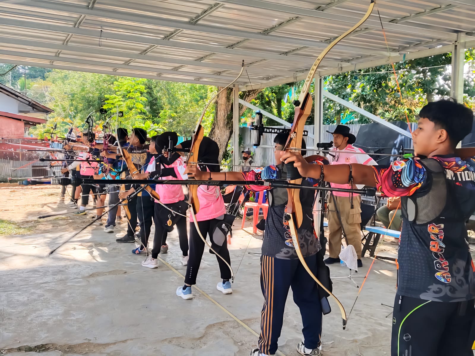 PEMUSATAN LATIHAN: Atlet asal Kaltara terus berlatih sebelum berlaga di Kejurnas Panahan Senior di Bali. (SEPTIAN ASMADI/HRK)