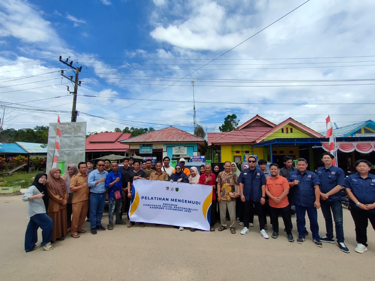 PELATIHAN: Para peserta pelatihan mengemudi foto bersama dengan manajemen PT Pamapersada Nusantara. (PAMA UNTUK BERAU POST)