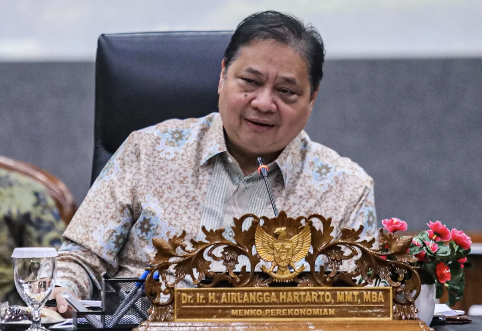 Menteri Koordinator Bidang Perekonomian Airlangga Hartarto memberikan paparan saat peluncuran Schengen visa cascade policy for Indonesian citizens di Kantor Kemenko Perekonomian. (Salman Toyibi/JP)