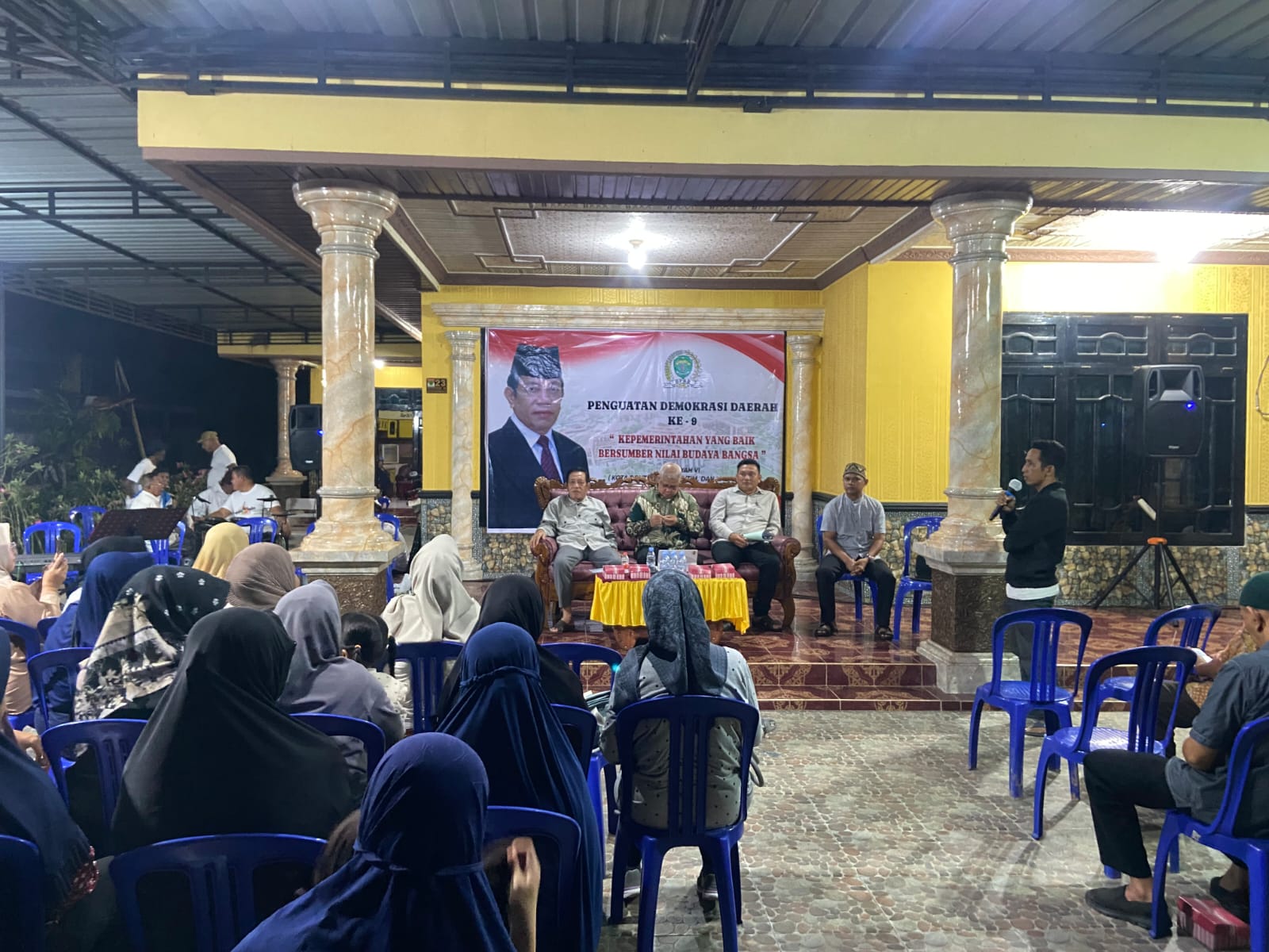 GELAR SOSIALISASI: Makmur HAPK yang menggelar kegaiatan Sosialisasi Penguatan Dekorasi Daerah (PDD) ke-9 di Kecamatan Teluk Bayur kemarin. (ARTA KUSUMA YUNANDA/BP)