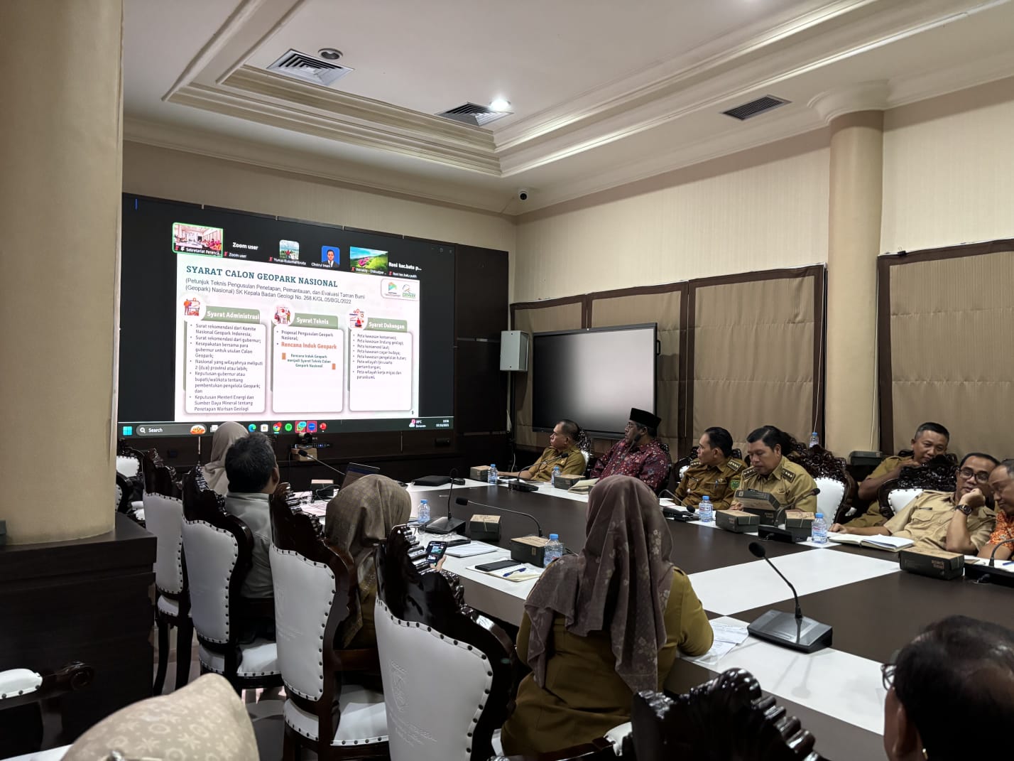 RAPAT: Jajaran Pemkab Berau bersama Bappenas dan stakeholder, saat rapat pembahasan peninjauan muatan Rencana Induk Kawasan Geopark Sangkulirang Mangkalihat menjadi Geopark Nasional, Selasa (7/10).