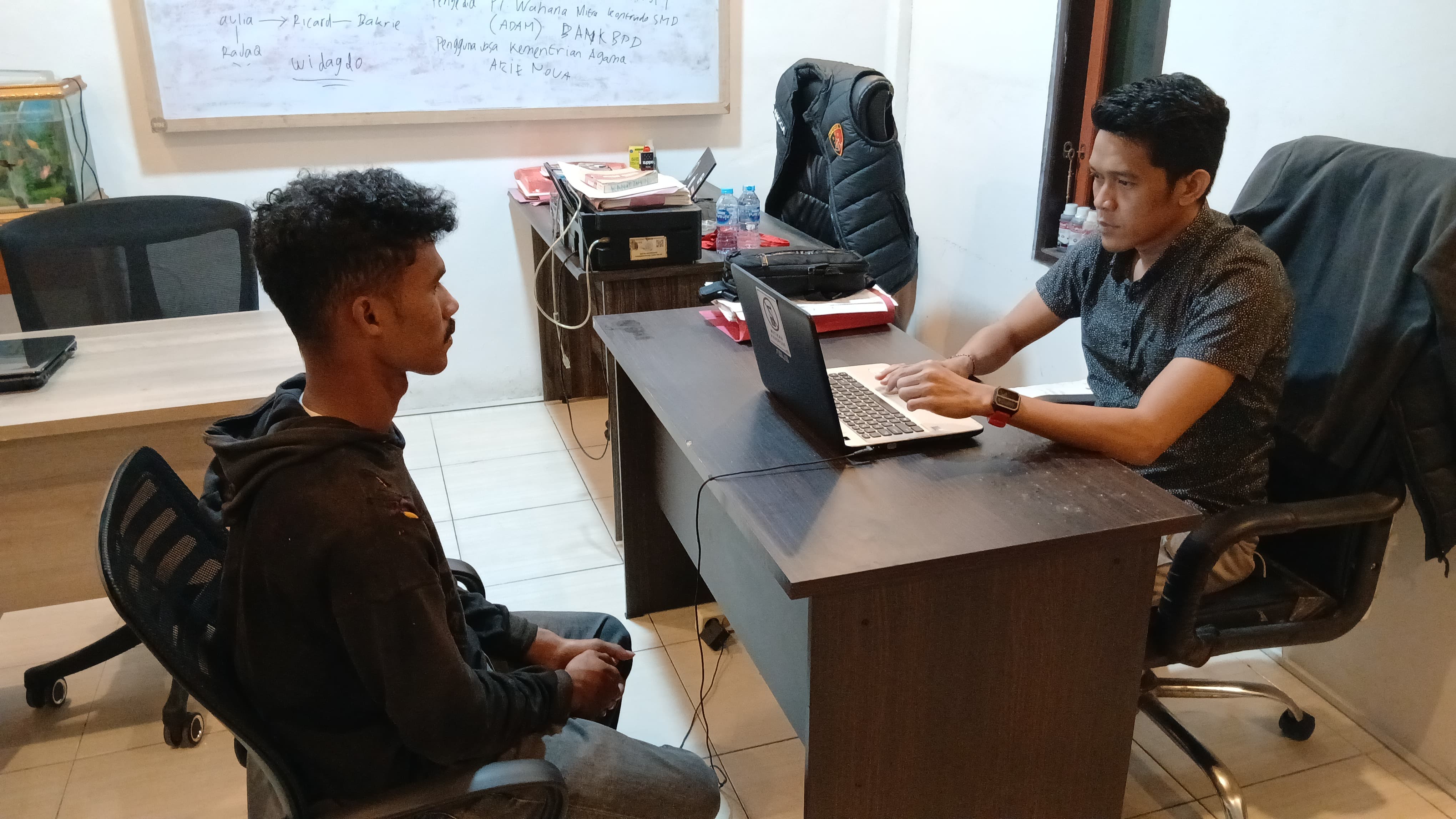 DIPERIKSA PENYIDIK: Salah seorang tersangka pengeroyokan saat diperiksa oleh penyidik Satreskrim Polres Tarakan. (POLRES TARAKAN UNTUK HRK)