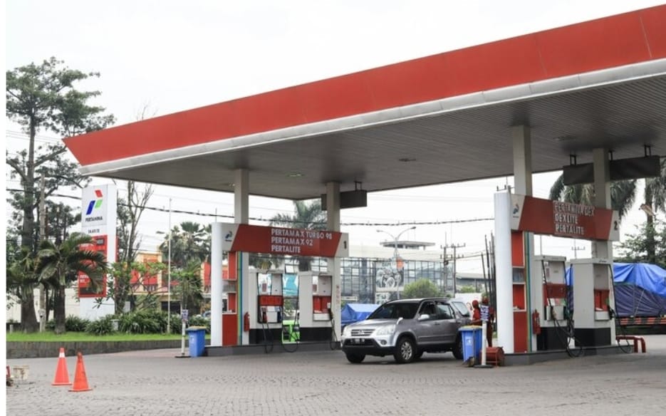 Pertamina menyatakan tak ambil keuntungan pada polemik kelangkaan BBM di SPBU swasta. (Unsplash/aldrinrachmanpradana)