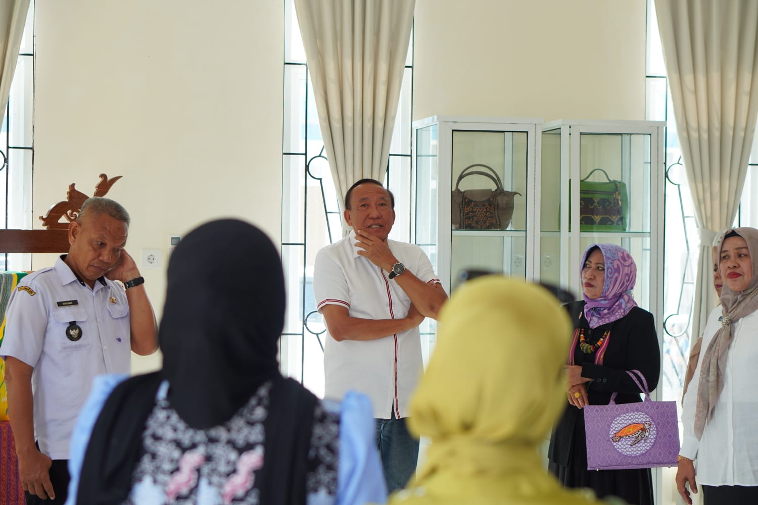 DUKUNG PRODUKSI: Ketua Dekranasda Berau, Edy Suswanto, melaksanakan kunjungan ke Rumah Tenun Sukan Tengah, Sambaliung. (SENO/BP)