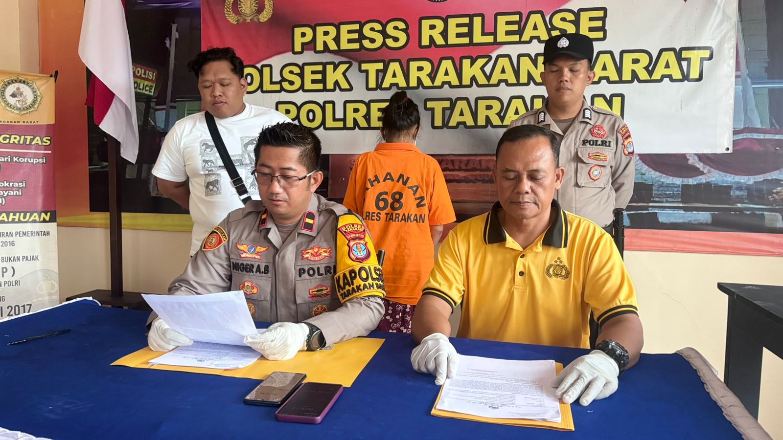 KONFERENSI PERS: Polsek Tarakan Barat perlihatkan tersangka dan barang bukti hasil curian. (SEPTIAN ASMADI/HRK)