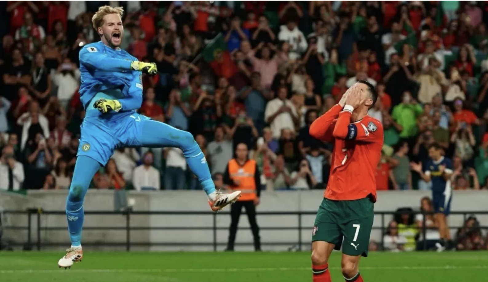 Selebrasi Caoimhin Kelleher setelah menepis tendangan penalti Cristiano Ronaldo. (Dok ESPN)