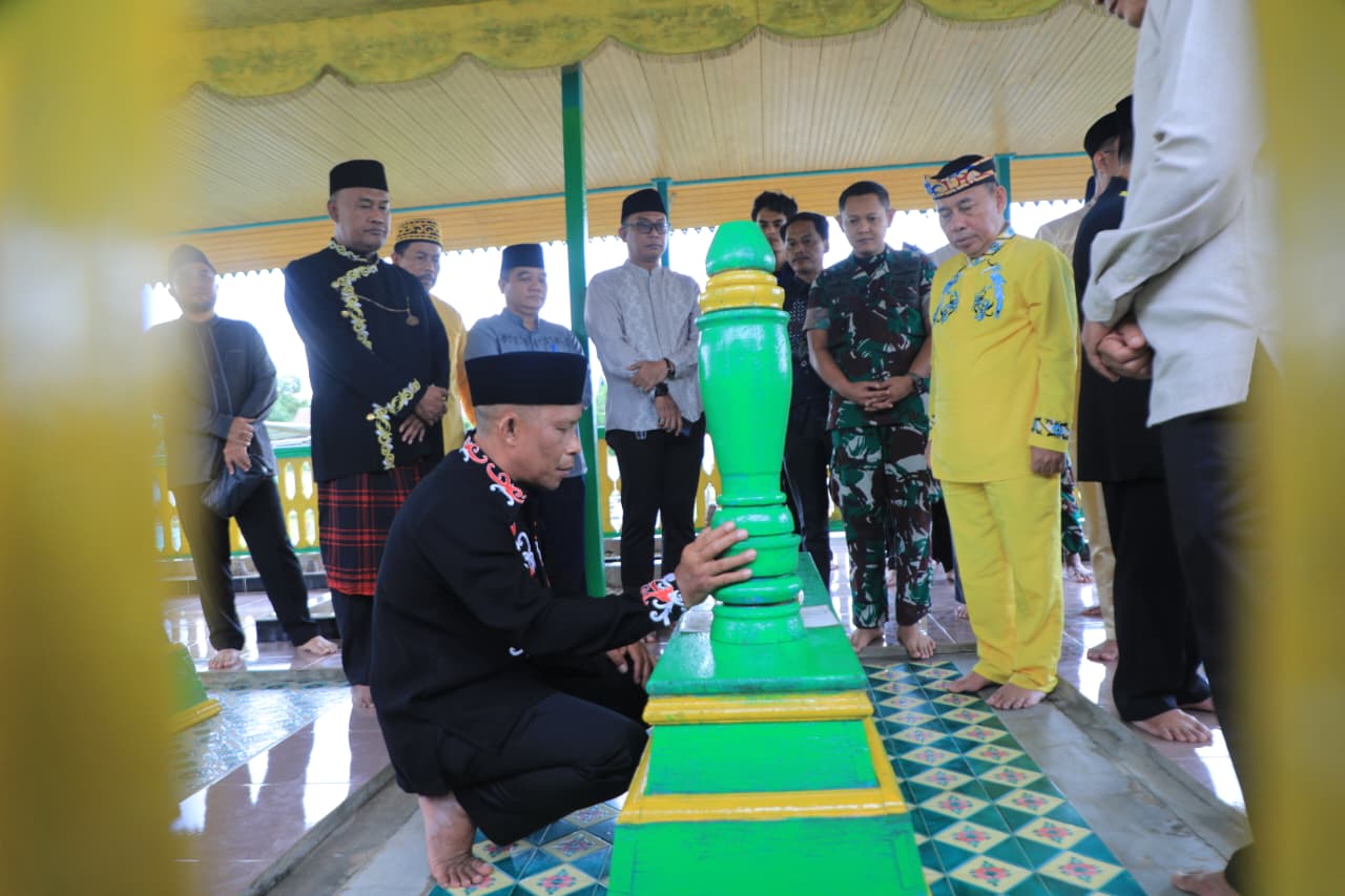 TRADISI: Prosesi Biduk Bebandung dan ziarah makam para Sultan Bulungan merupakan rangkaian kegiatan HUT ke 65 Kabupaten Bulungan dan ke 235 Tanjung Selor. (PEMKAB BULUNGAN)