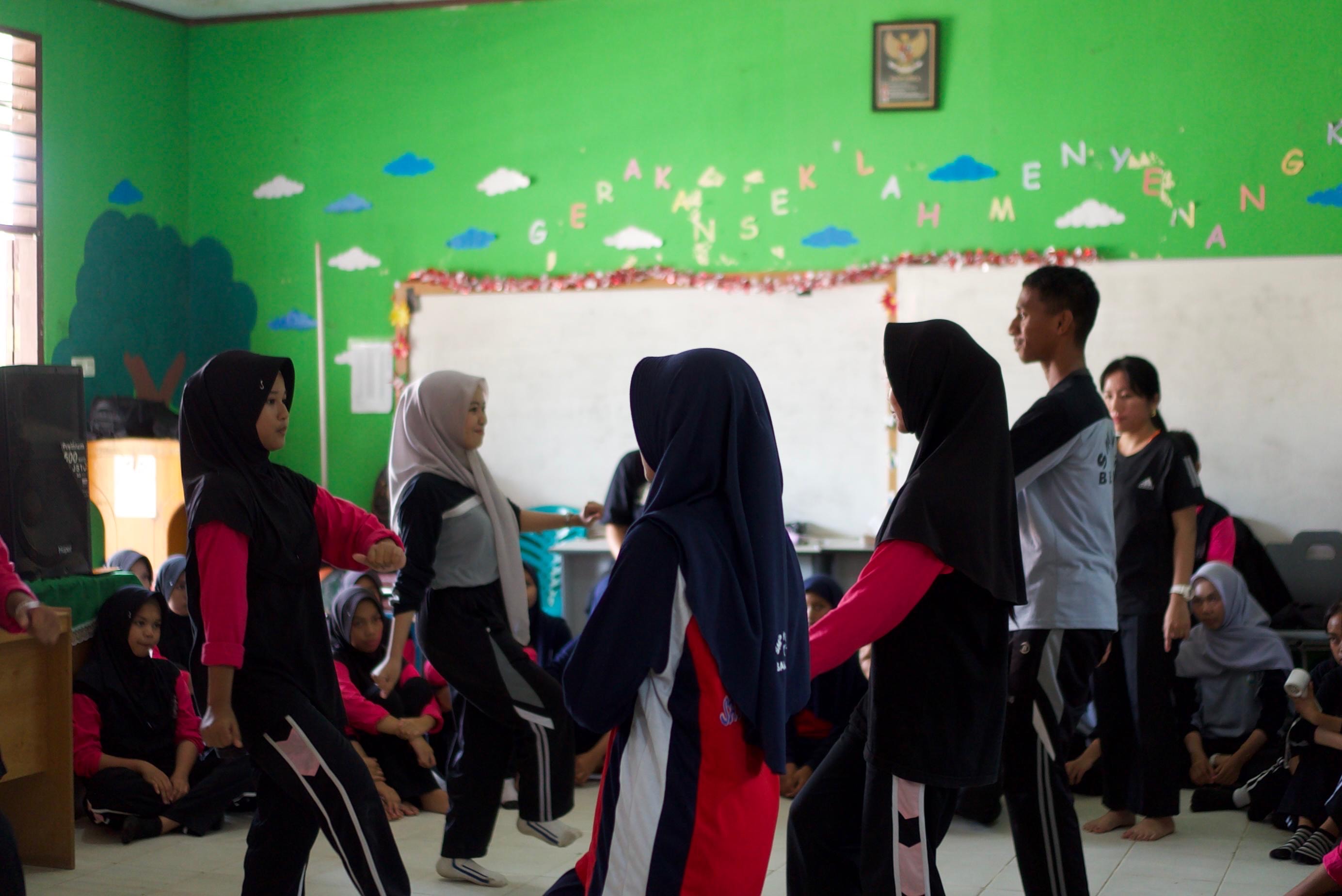 PERJALANAN LOKAKARYA: Tepian Kolektif saat berkeliling mengajarkan tarian khas Suku Banua yang diciptakan Maestro Adji Rasman ke sekolah-sekolah. (KOMUNITAS TEPIAN KOLEKTIF UNTUK BERAU POST)