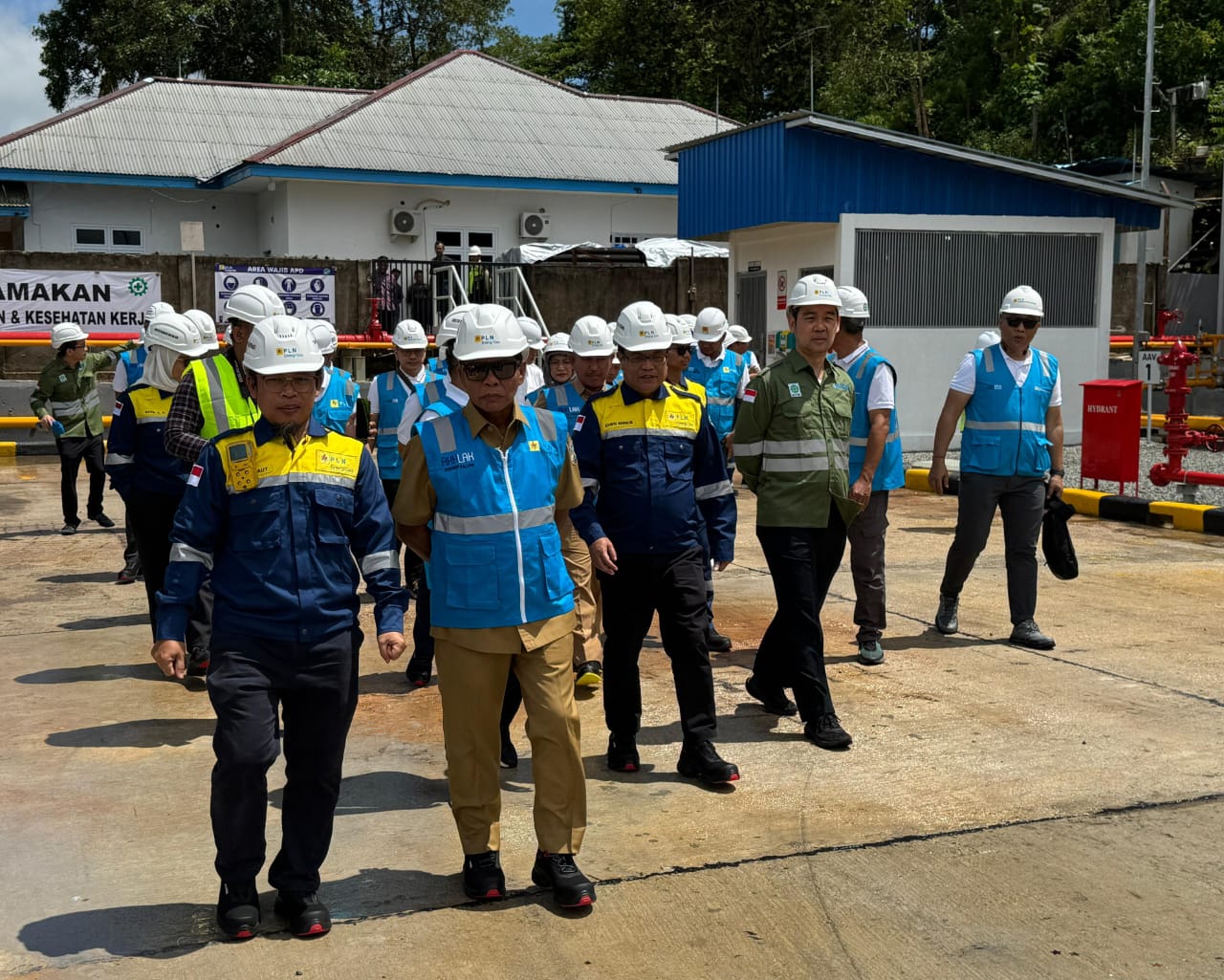 KUNJUNGI SITE: Direksi PT PLN EG dan PT PLN EPI kunjungi site pembangkit gas di Gunung Belah Tarakan bersama Gubernur Kaltara Zainal Arifin Paliwang, Senin (13/10). (SEPTIAN ASMADI/HRK)