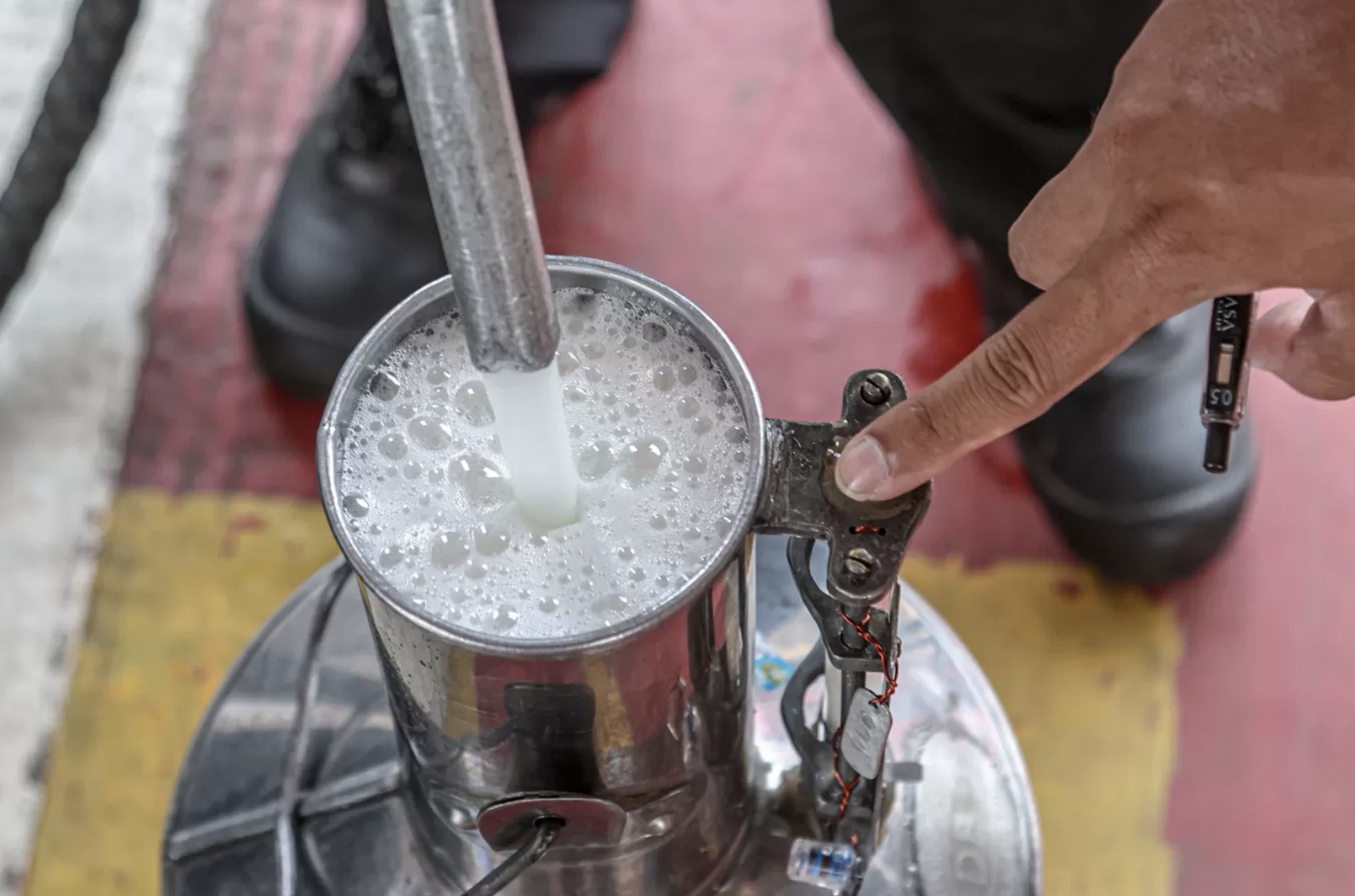 Uji tera di SPBU Pertamina. (Hanung Hambara/Jawa Pos)