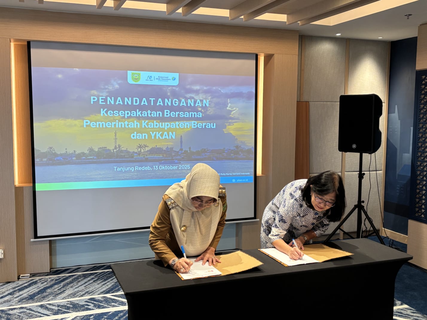 LANJUTKAN KERJA SAMA: Pemkab Berau melakukan kerja sama dengan YKAN untuk periode 2025-2030 untuk pengelolaan sumber daya alam dan pembangunan berkelanjutan. (IZZA/BP)