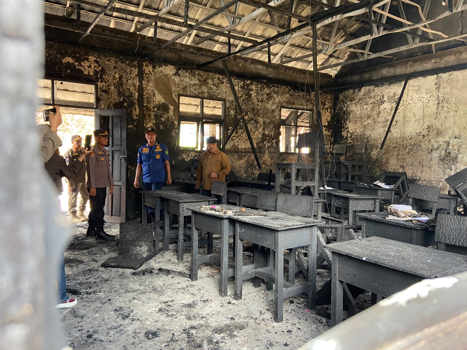 TINJAU LOKASI: Wabup Berau Gamalis saat meninjau ruang kelas SMP 1 Segah yang terbakar. (ARTA KUSUMA YUNANDA/BP)