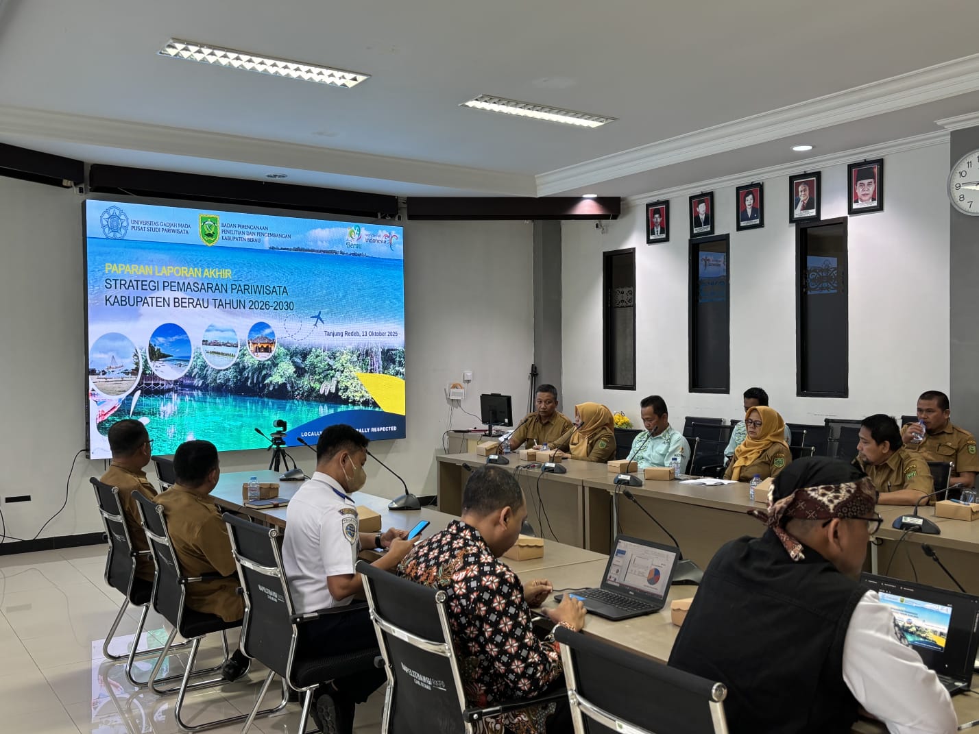 KAJIAN AKHIR: Presentasi laporan draft akhir kajian strategi pengembangan pemasaran pariwisata Kabupaten Berau tahun 2026-2030 oleh tim pusat studi pariwisata UGM, Senin (13/10). (IZZA/BP)