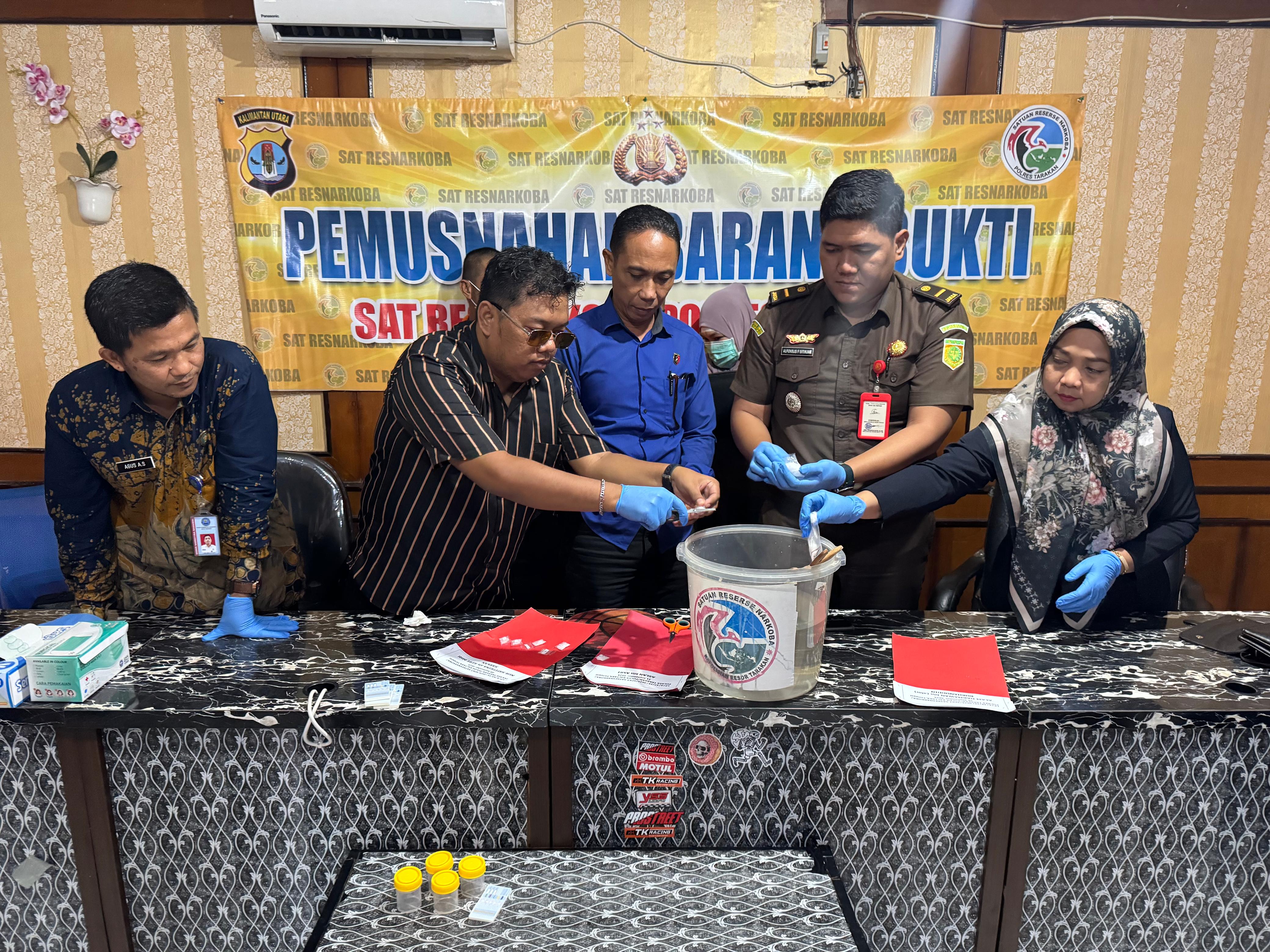 DILARUTKAN KE AIR: Narkotika jenis sabu-sabu dimusnahkan dengan cara dilarutkan ke air, Selasa (14/10). (SEPTIAN ASMADI/HRK)