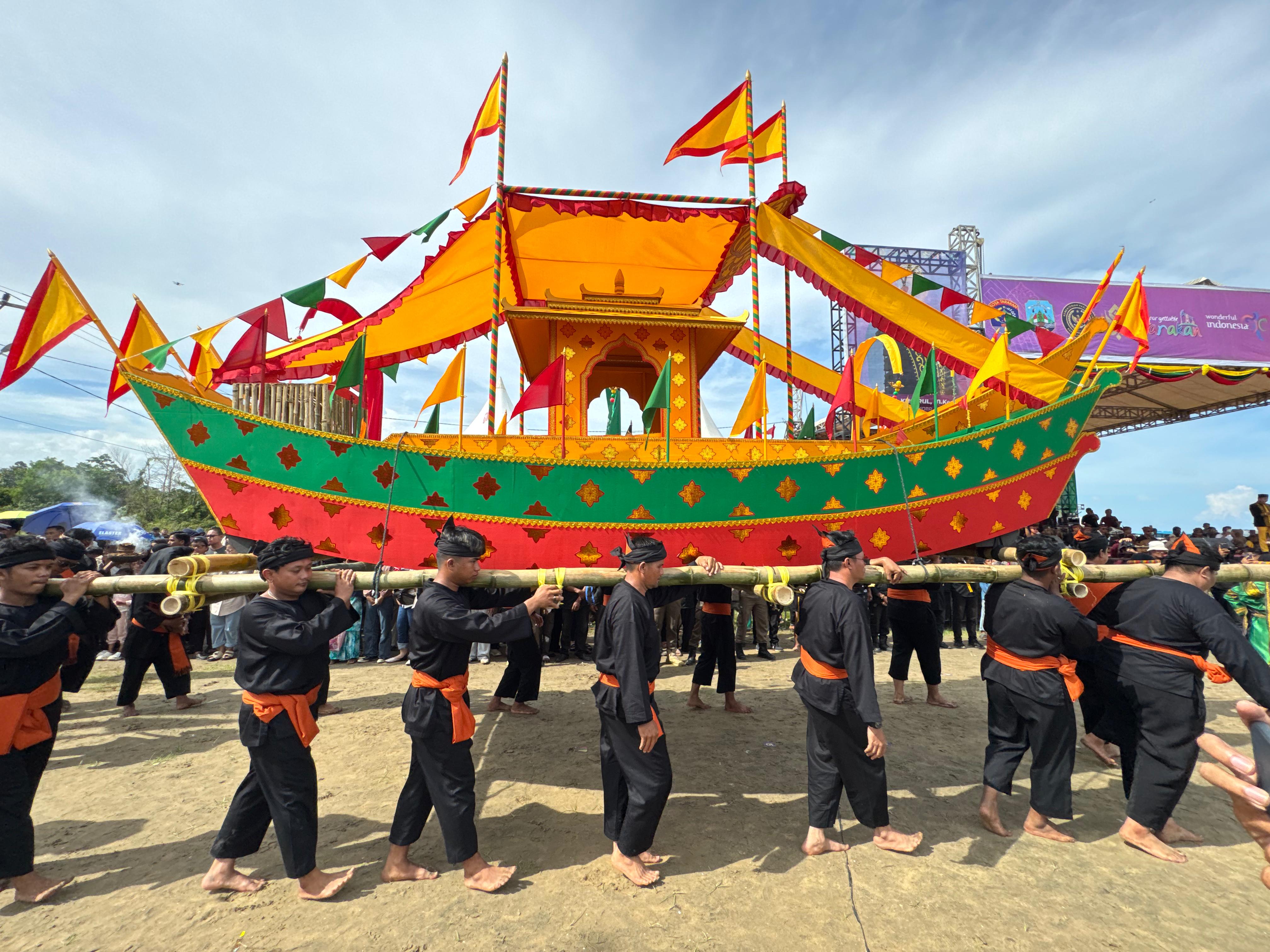 MERIAH: Festival Iraw Tengkayu XIV yang digelar di Pantai Amal Lama, Ahad (12/10) lalu. (SEPTIAN ASMADI/HRK)