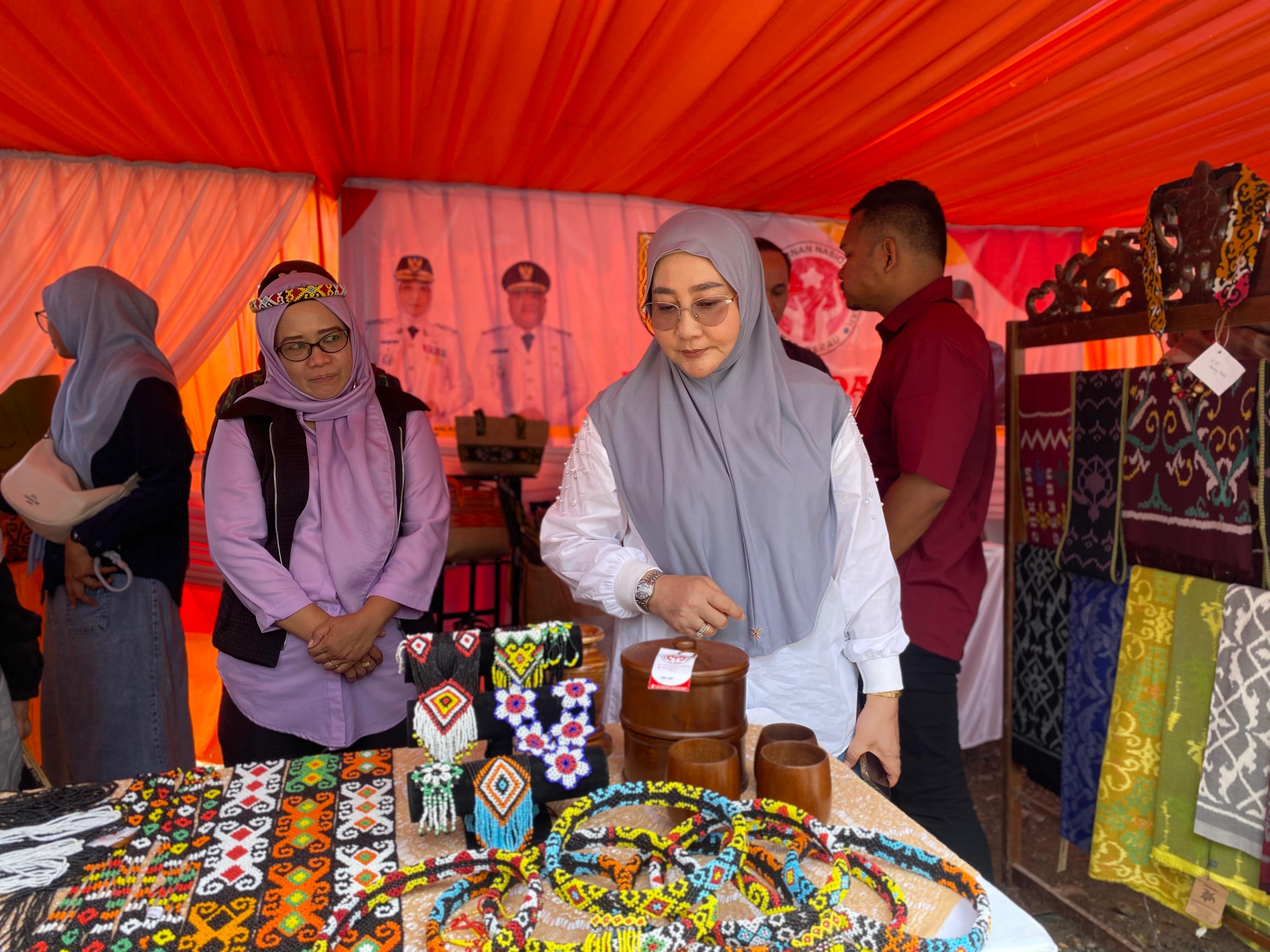 CENDERAMATA: Sebagai wilayah dengan destinasi wisata unggulan, kunjungan wisatawan tak bisa diabaikan. Peluang tersebut harus bisa dimanfaatkan pelaku UMKM penyedia cenderamata khas Berau. (SENO/BP)