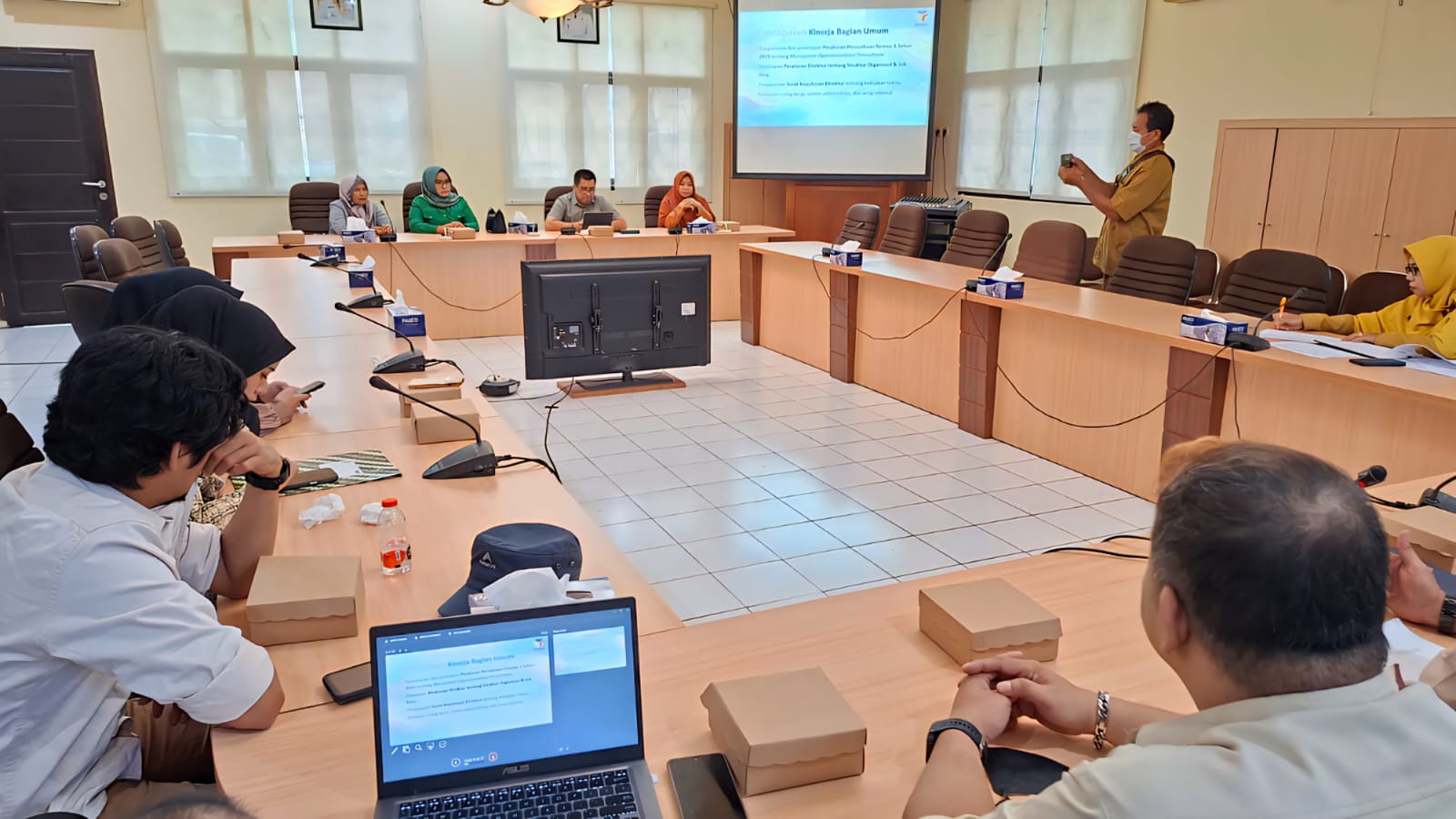 RAPAT DENGAR PENDAPAT: Komisi II DPRD Tarakan memanggil Perumda Media Telekomunikasi terkait kondisi dan perencanaan, Selasa (14/10). (SEPTIAN ASMADI/HRK)