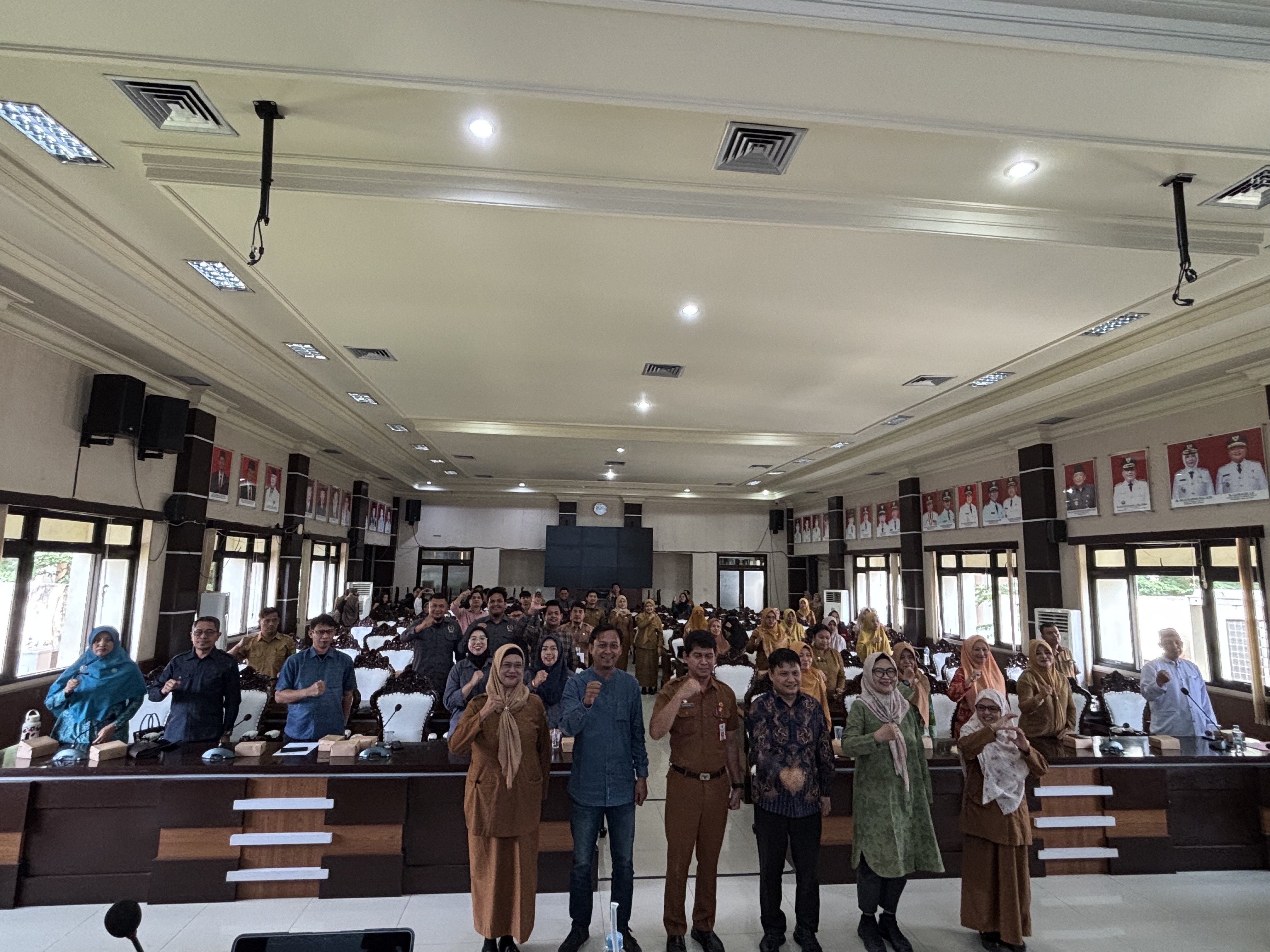 PERKUAT KOLABORASI: Sosialisasi PUG melalui peran media dalam mewujudkan pembangunan daerah bertajuk komitmeen peran media dalam responsif gender, Selasa (14/10). (IZZA/BP)