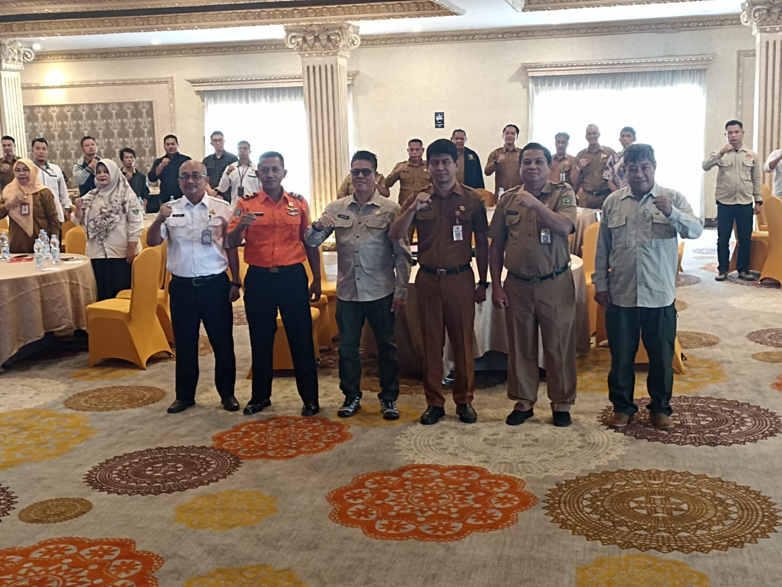 SOSIALISASI: Asisten I Setkab Berau Hendratno berfoto bersama di sela-sela Rapat Sosialisasi Regulasi Penanggulangan Bencana Kabupaten Berau Tahun 2025. (ARTA KUSUMA YUNANDA/BP)