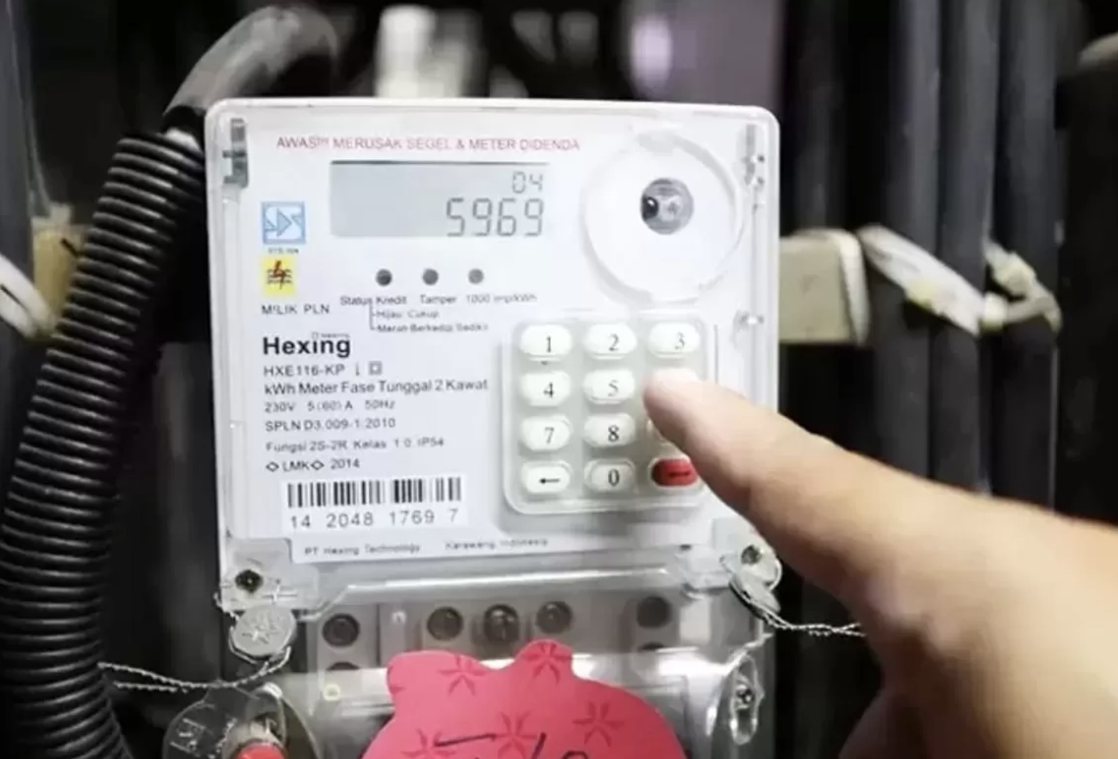 Ilustrasi mengisi token listrik. PLN memberikan diskon bagi pelanggan yang mau tambah daya listrik hingga 7.700 VA pada periode 10-23 Agustus 2025. (Istimewa)