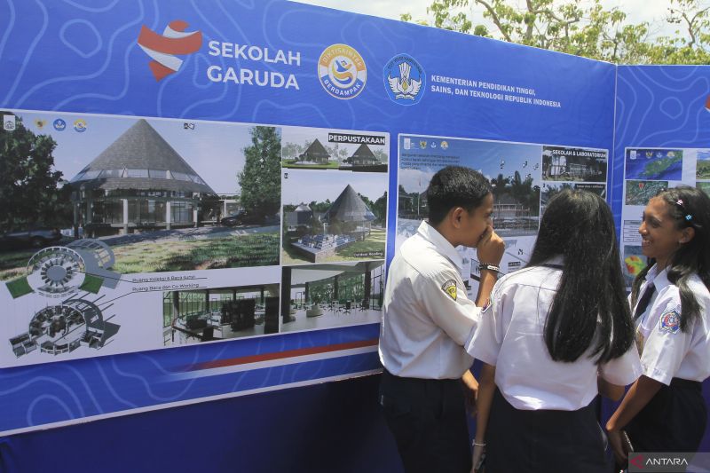 PEMBANGUNAN: Para pelajar melihat-lihat site plan pembangunan Sekolah Unggul Garuda di saat pengenalan Sekolah Unggul Garuda di Kota Soe, Kabupaten TTS, Rabu (08/10).  (KORNELIS KAHA/ ANTARA)