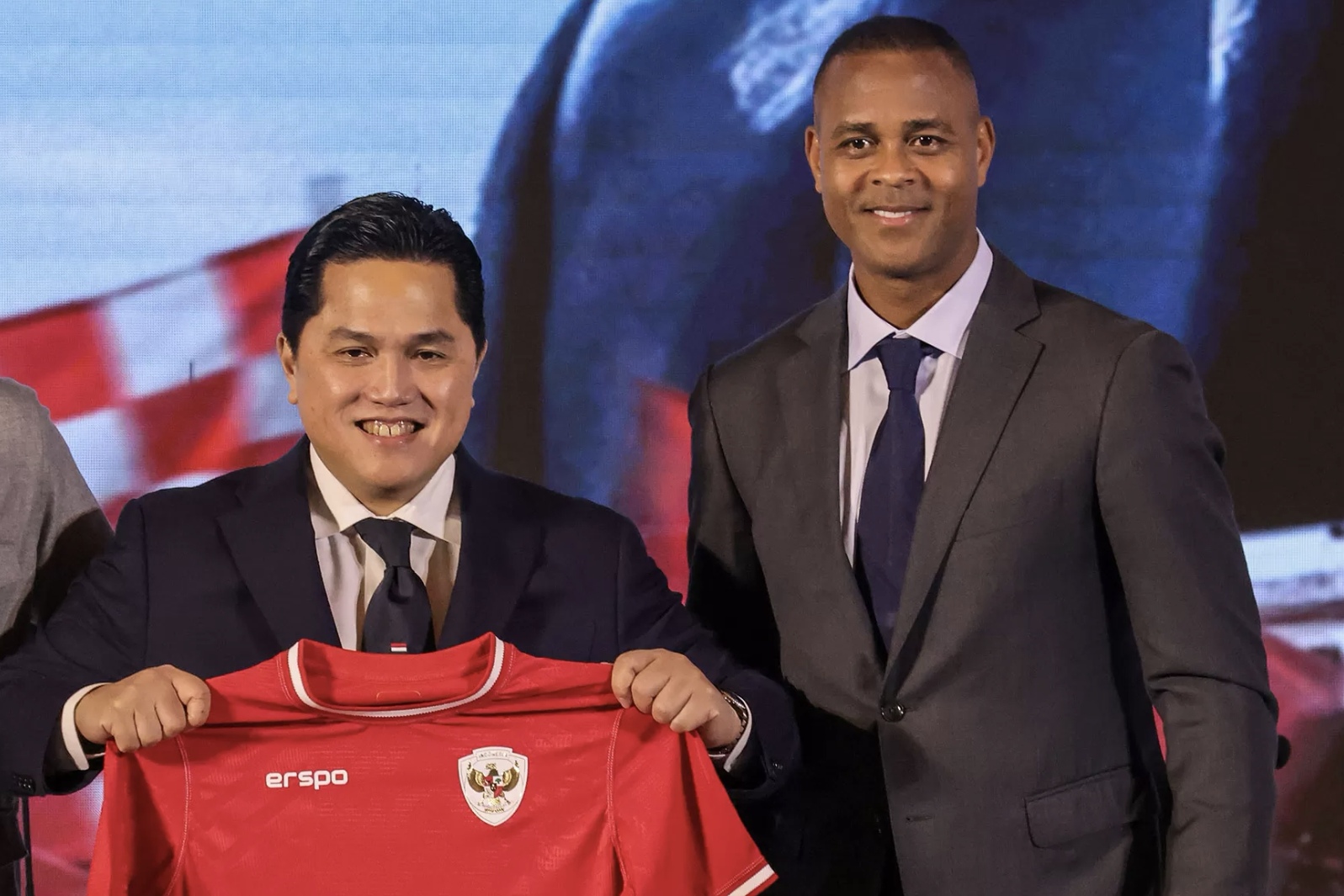 Erick Thohir dan Patrick Kluivert saat pengenalan pelatih Timnas Indonesia di Jakarta. (Hendra Eka/JawaPos.com)