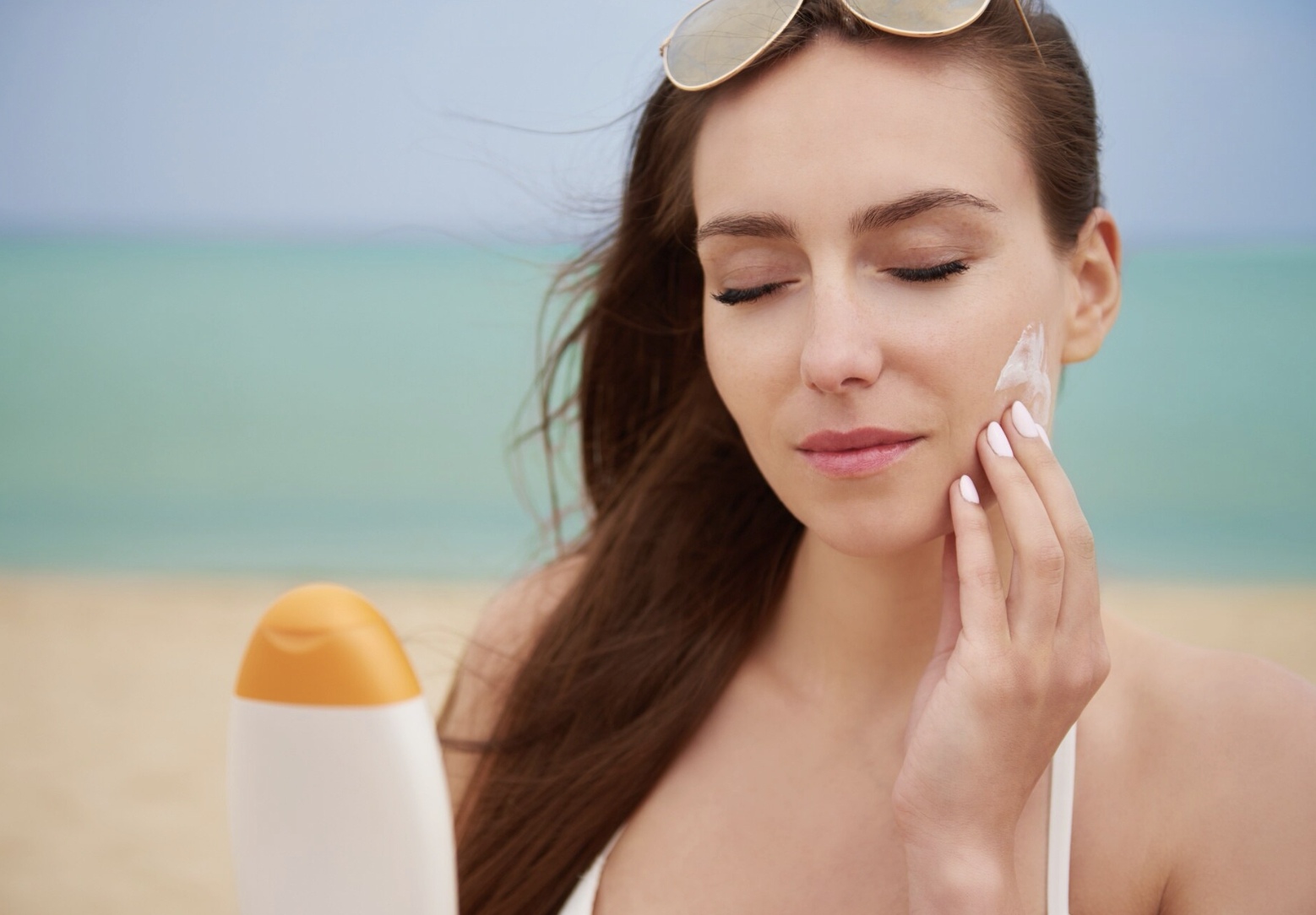 Ilustrasi penggunaan sunscreen. (Freepik)