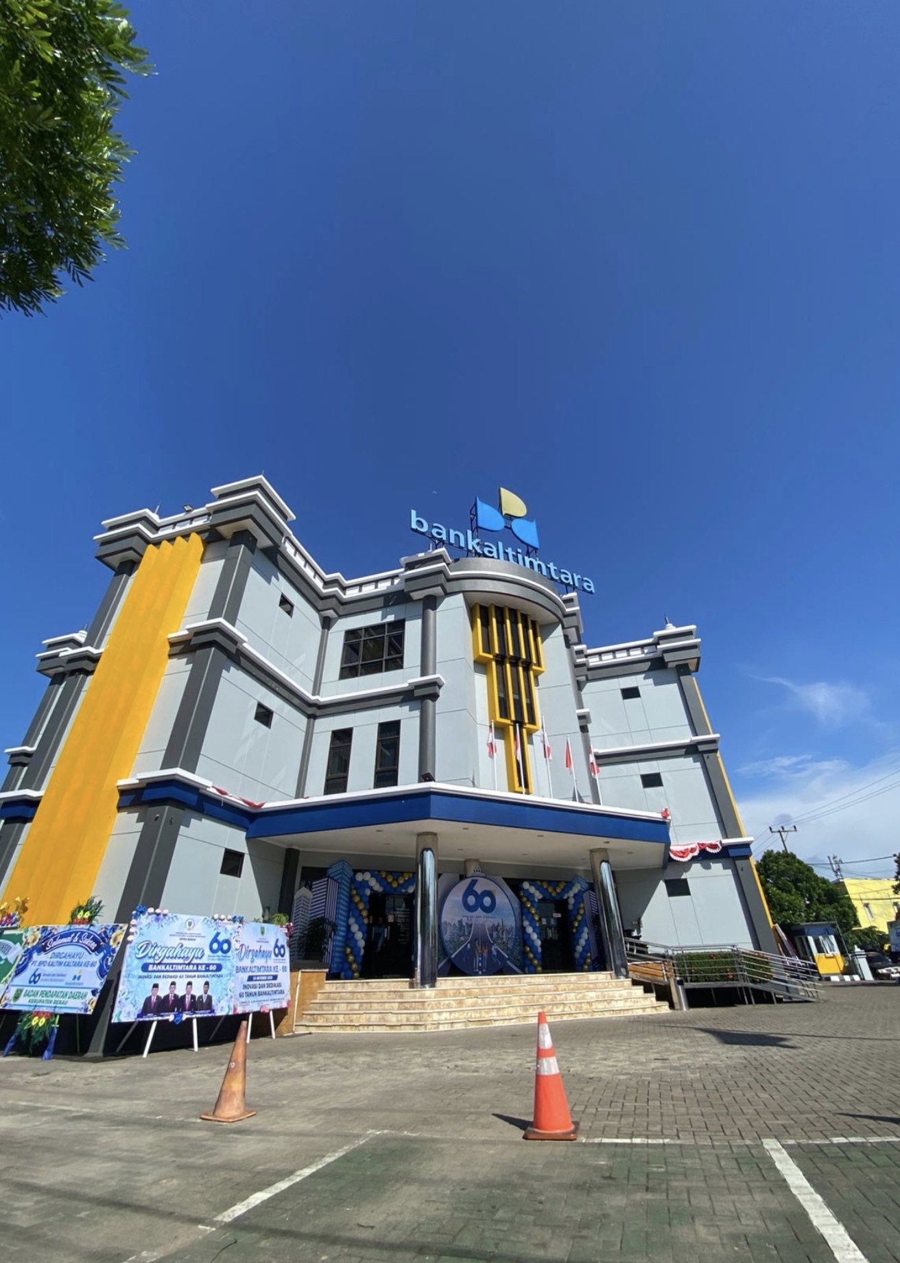 SUDAH PENUH: Layanan KUR di Bankaltimtara Tanjung Redeb untuk tahun ini telah mencapai batas kuota, sehingga perlu dilakukan permohonan penambahan kuota ke Bankaltimtara pusat. (SENO/BP)