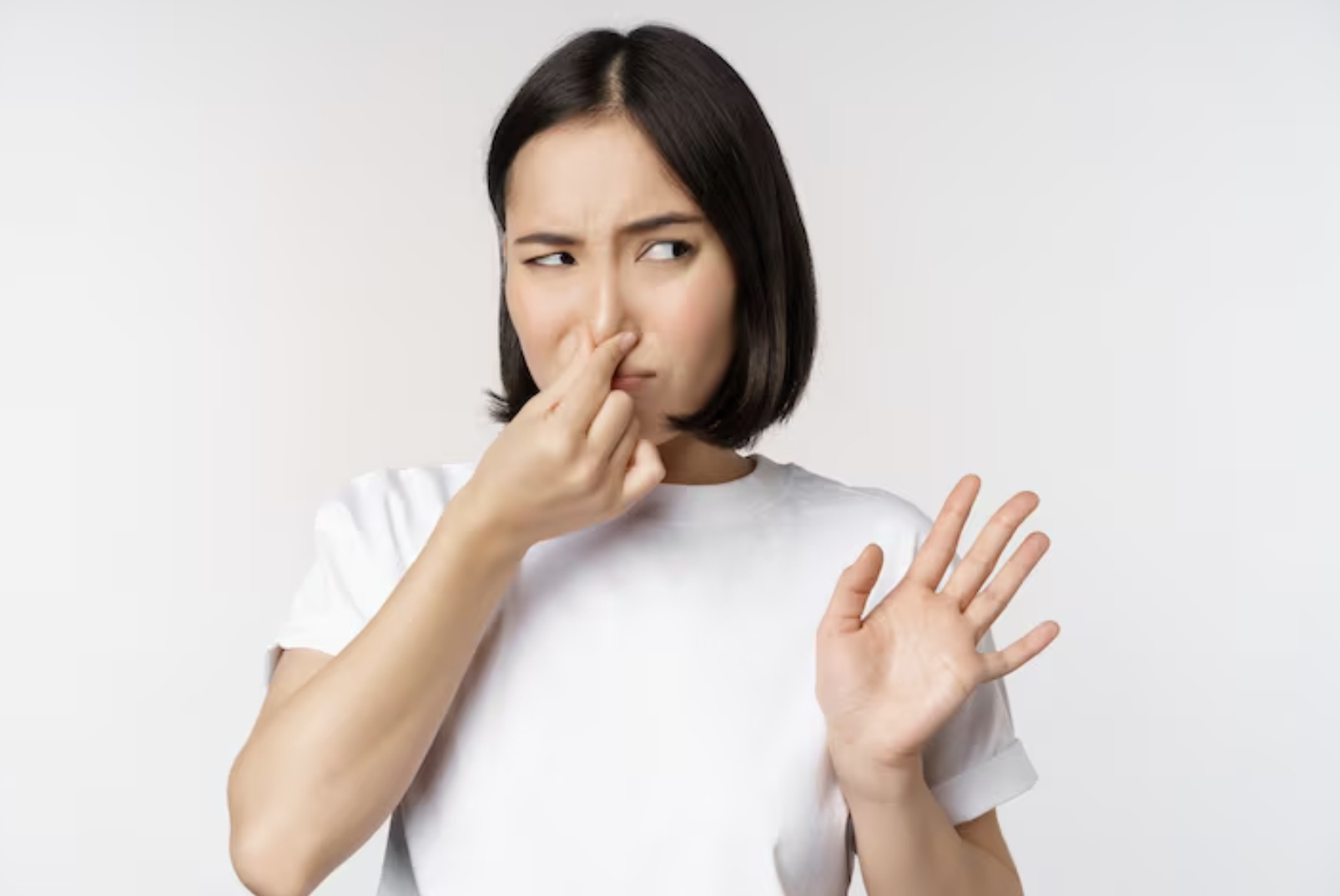 Ilustrasi perempuan yang mencium bau tak sedap (Freepik)