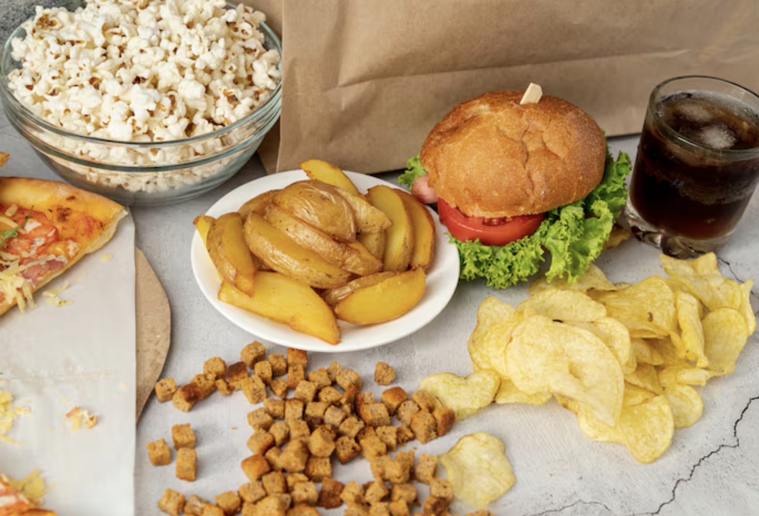 Ilustrasi makanan berlemak pemicu kolesterol. (Freepik)