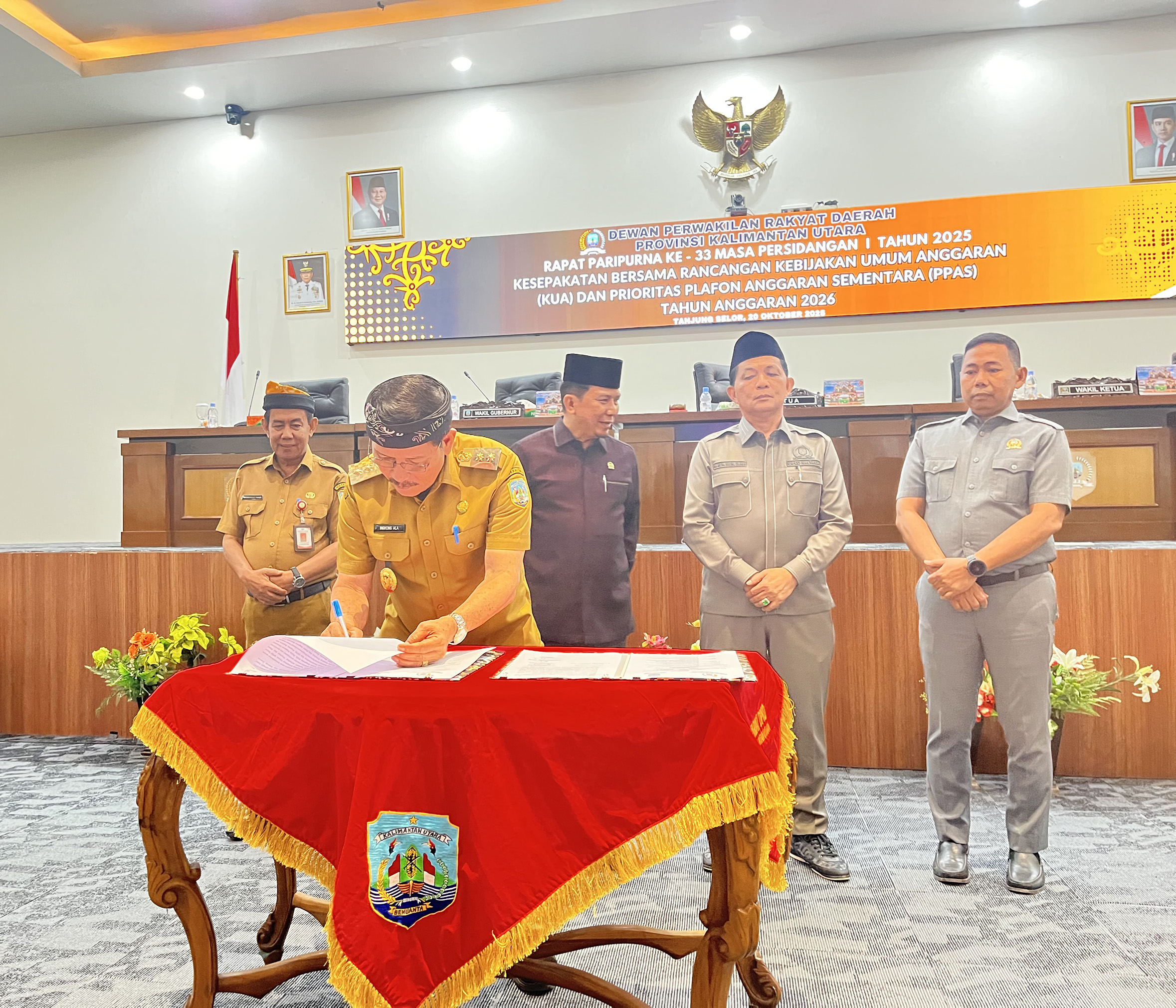 PEMBAHASAN ANGGARAN: Wakil Gubernur Kaltara Ingkong Ala menandatangani kesepakatan KUA-PPAS Tahun 2026, Senin (20/10). (FAISAL/HRK)