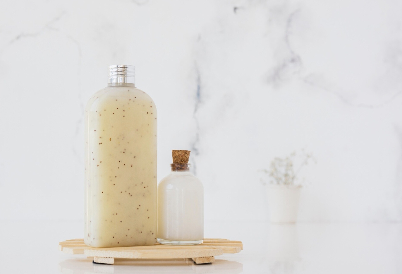 Ilustrasi produk body wash dan body scrub. (Freepik)
