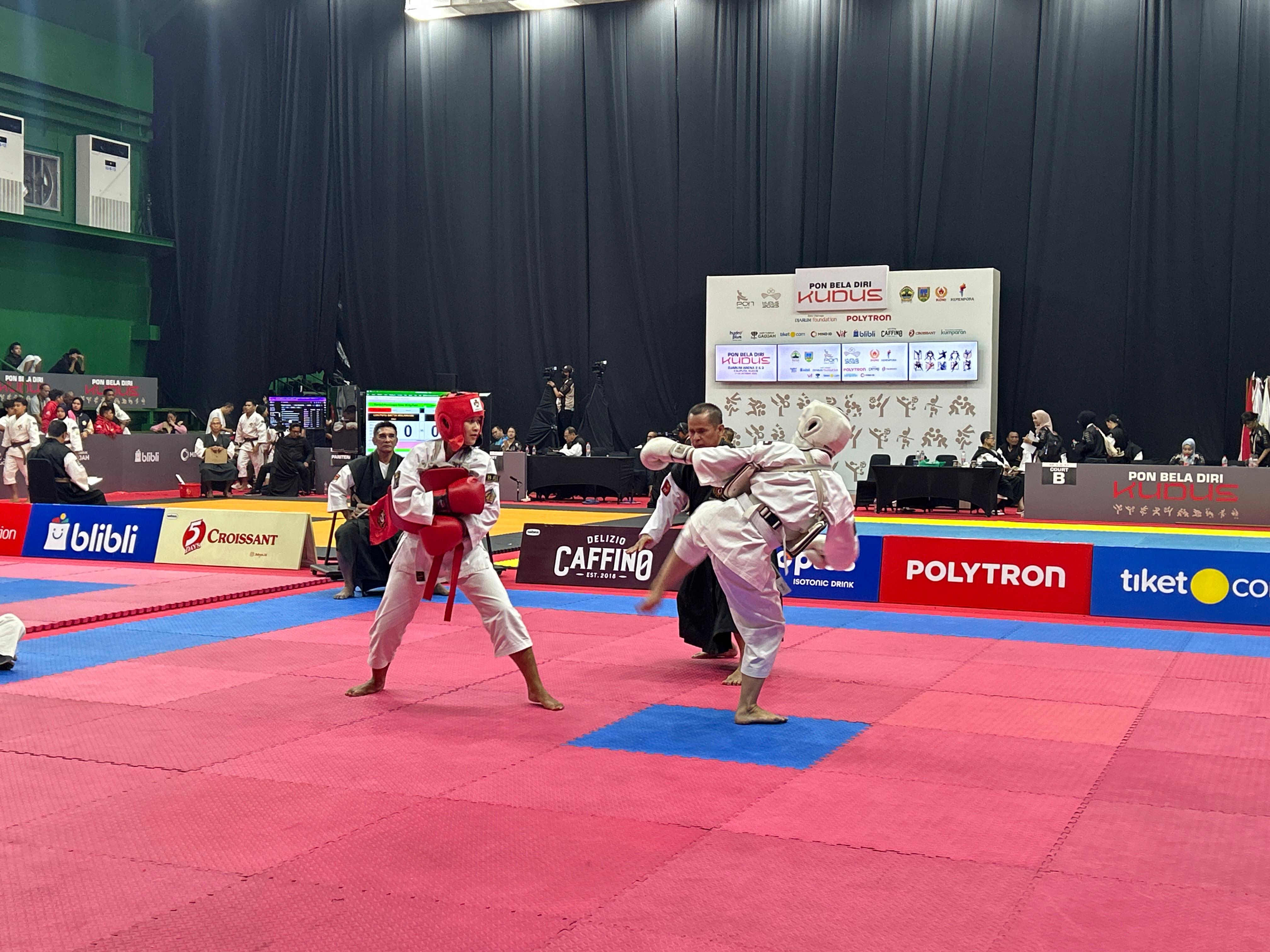 LAGA FINAL: Atlet kempo asal Kaltara Agustina Idom (merah) saat bertarung dilaga final bersama atlet asal Bali. (SIWO PWI KALTARA UNTUKHRK)
