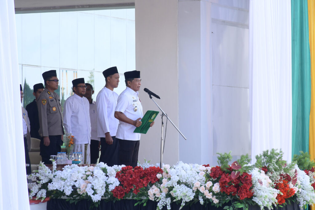 HARI SANTRI: Gubernur Kaltara, Zainal A. Paliwang memimpin langsung Apel Peringatan Hari Santri Nasional, Rabu (22/10). (DKISP KALTARA)